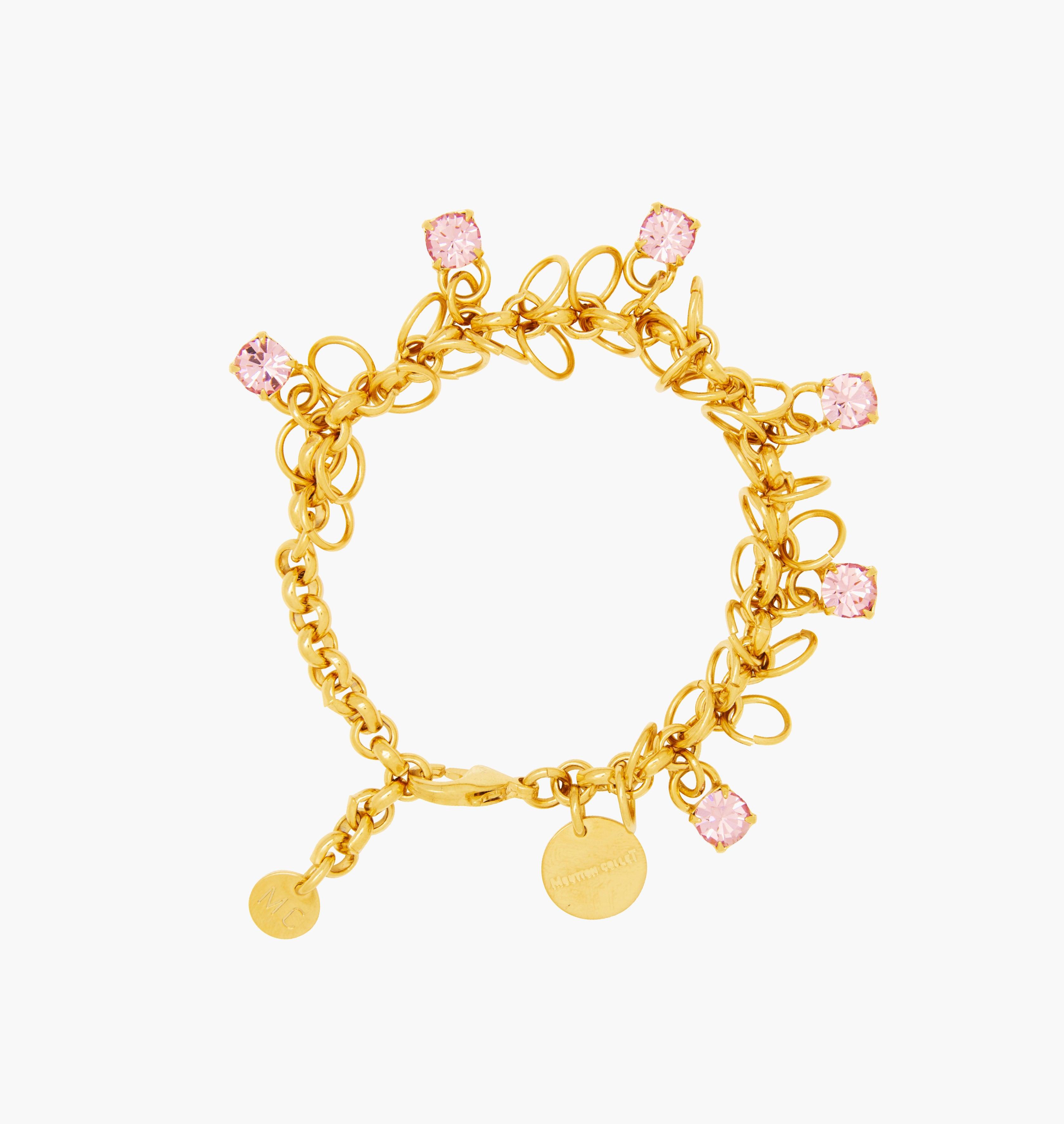 Bracelet STARS Light Rose - shop.mouttoncollet.com, Moutton collet, Notre bracelet STARS est réalisé en bronze dorées à l'or fin, serties de cristaux scintillants coloris light rose avec de grands anneaux. Il est orné d'un médaillon gravé "Moutton colleT" et d'un petit logo gravé "MC". Il sera assez discret pour être associé à vos tenues du quotidien, swarovski, bijou rose, bijou pink, bijou moderne, bijoux fantaisie, bijou de qualité, chanel, dior,