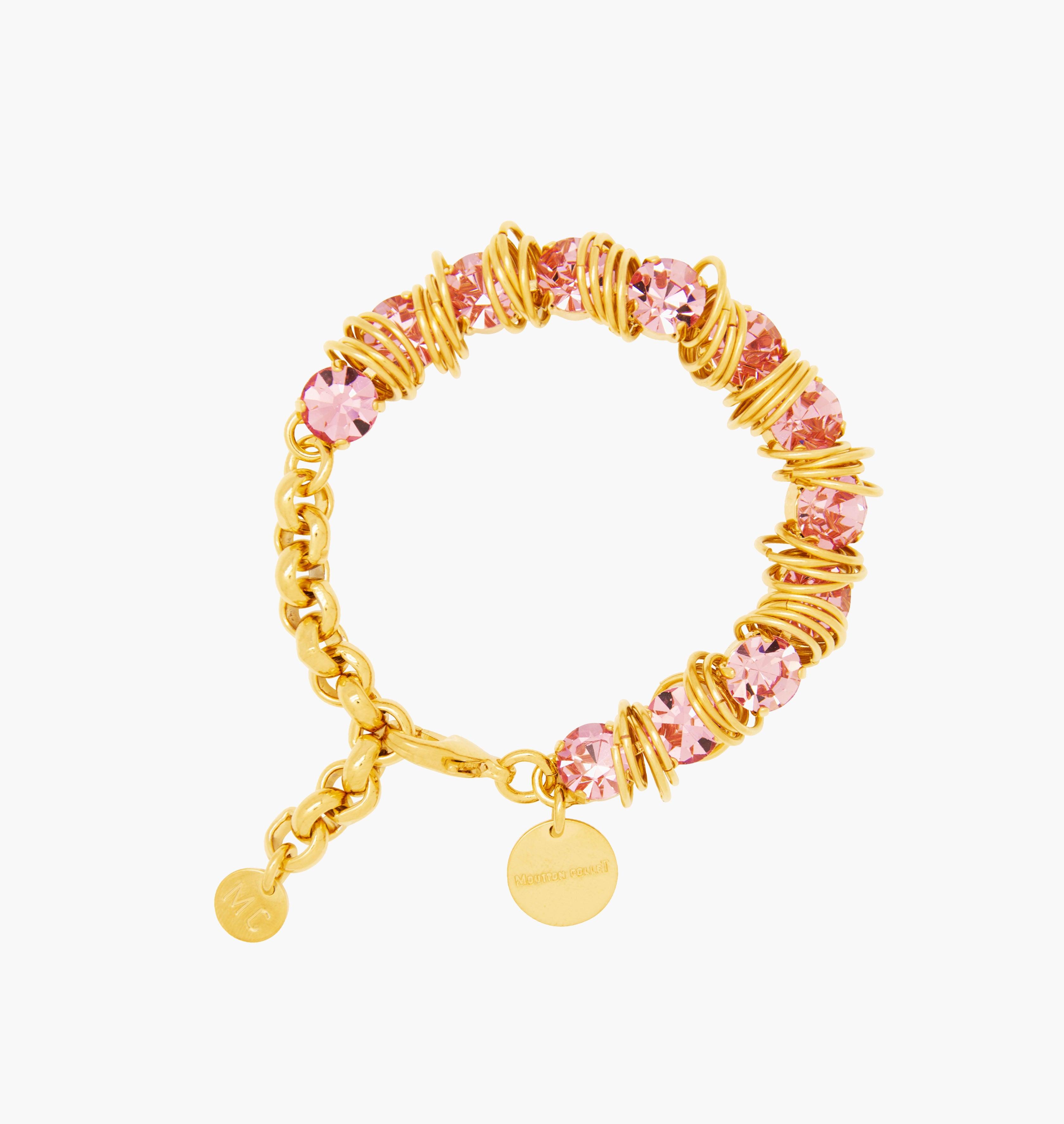 Bracelet FUNKY Light Rose - shop.mouttoncollet.com, Moutton colleT, Notre bracelet FUNKY est réalisé en bronze dorées à l'or fin, serties de cristaux scintillants coloris light rose avec de grands anneaux. Il est orné d'un médaillon gravé "Moutton colleT" et d'un petit logo gravé "MC". Il sera assez discret pour être associé à vos tenues du quotidien., swarovski, bracelet chic et elegant, bijou de soirée, bijou luxe, bijoux strass, bijoux or doré,