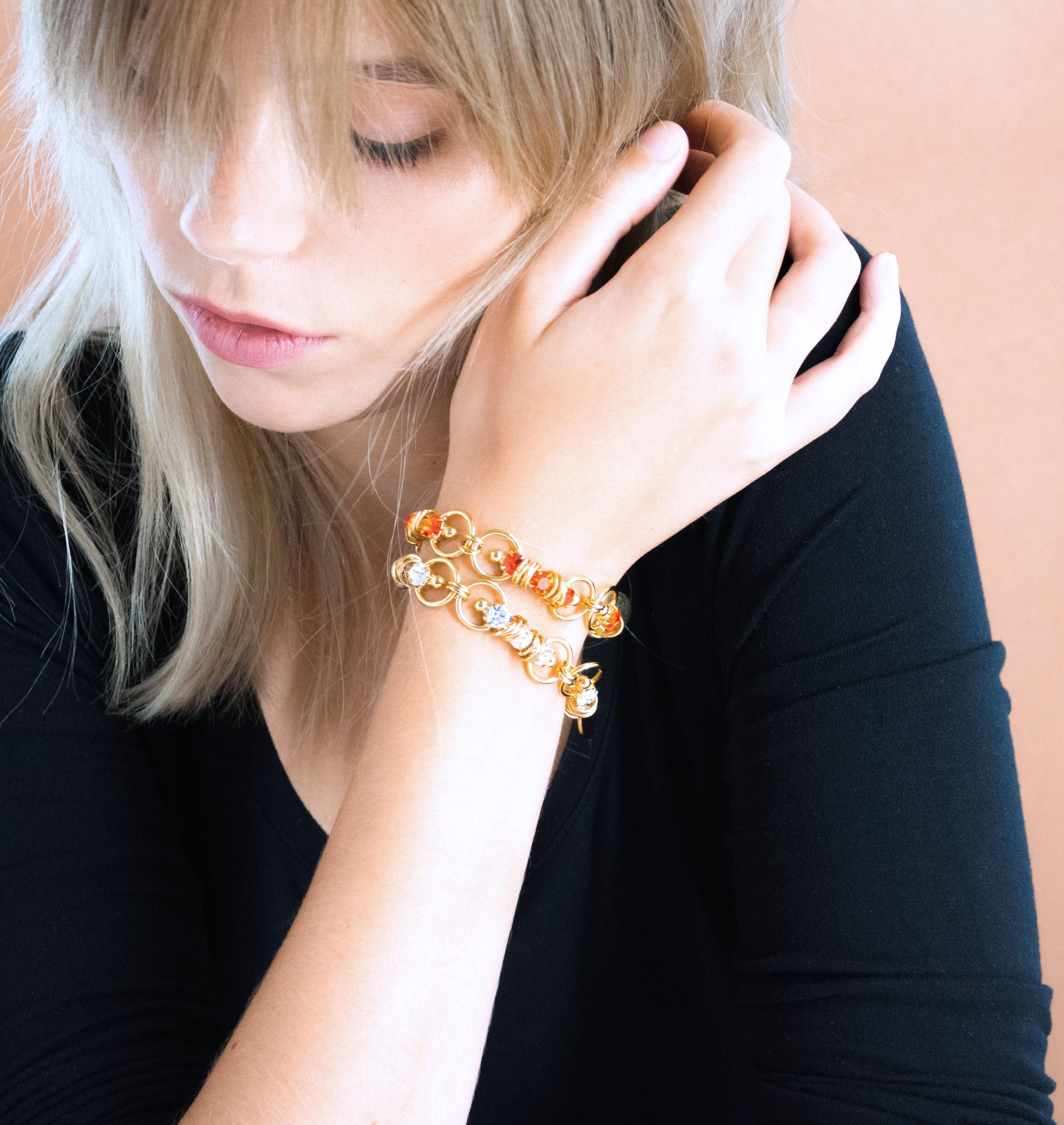 Bracelet MIXY Hyacinth - shop.mouttoncollet.com, Moutton colleT, Notre bracelet MIXY est réalisé en bronze dorées à l'or fin, serties de cristaux scintillants coloris hyacinth avec de grands et petits anneaux. Il est orné d'un médaillon gravé "Moutton colleT" et d'un petit logo gravé "MC", bijou fantaisie, bijou fait a la main, bijou createur, bijou strass swarovski,