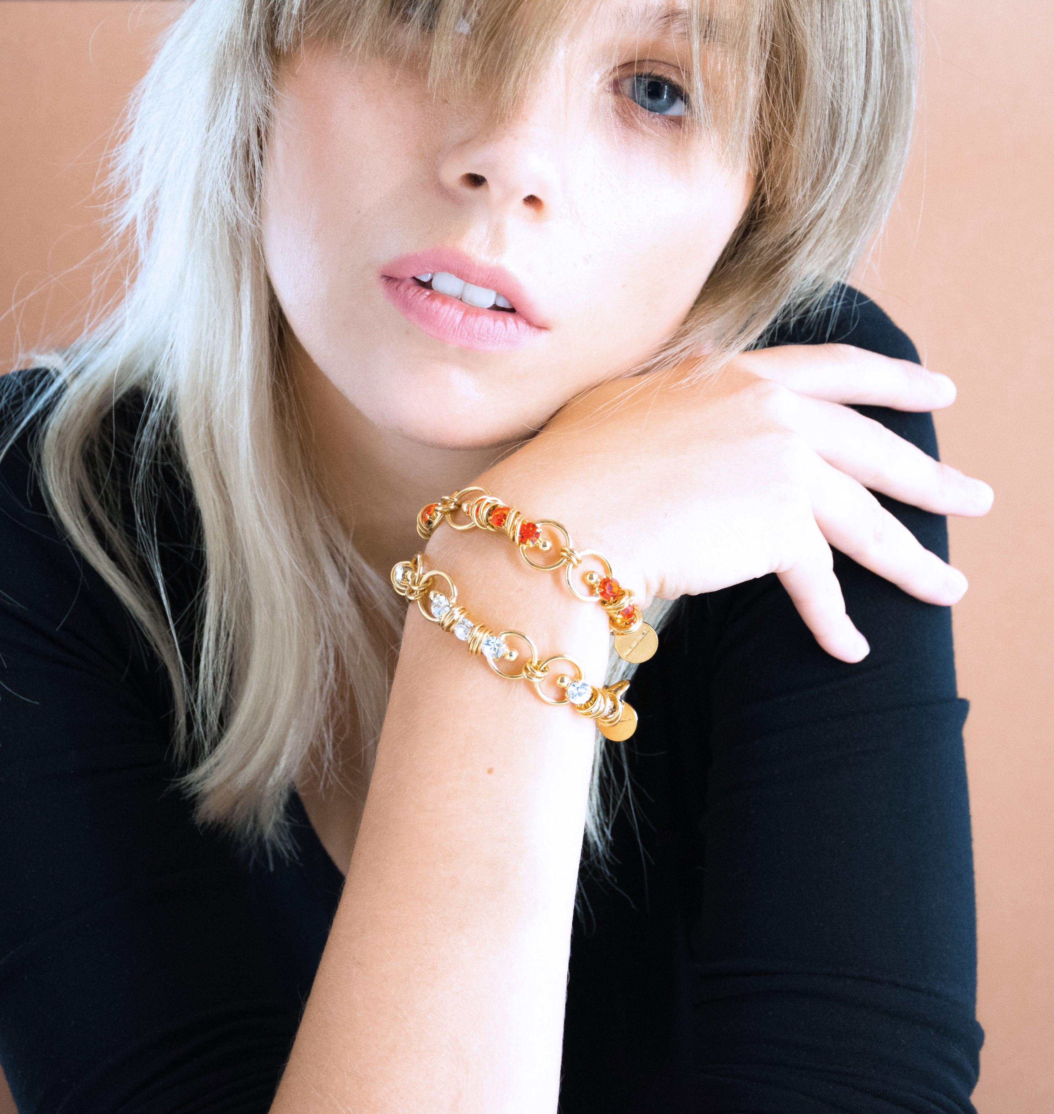 Bracelet MIXY Hyacinth - shop.mouttoncollet.com, Moutton colleT, Notre bracelet MIXY est réalisé en bronze dorées à l'or fin, serties de cristaux scintillants coloris hyacinth avec de grands et petits anneaux. Il est orné d'un médaillon gravé "Moutton colleT" et d'un petit logo gravé "MC", bijou fantaisie, bijou fait a la main, bijou createur, bijou strass swarovski,