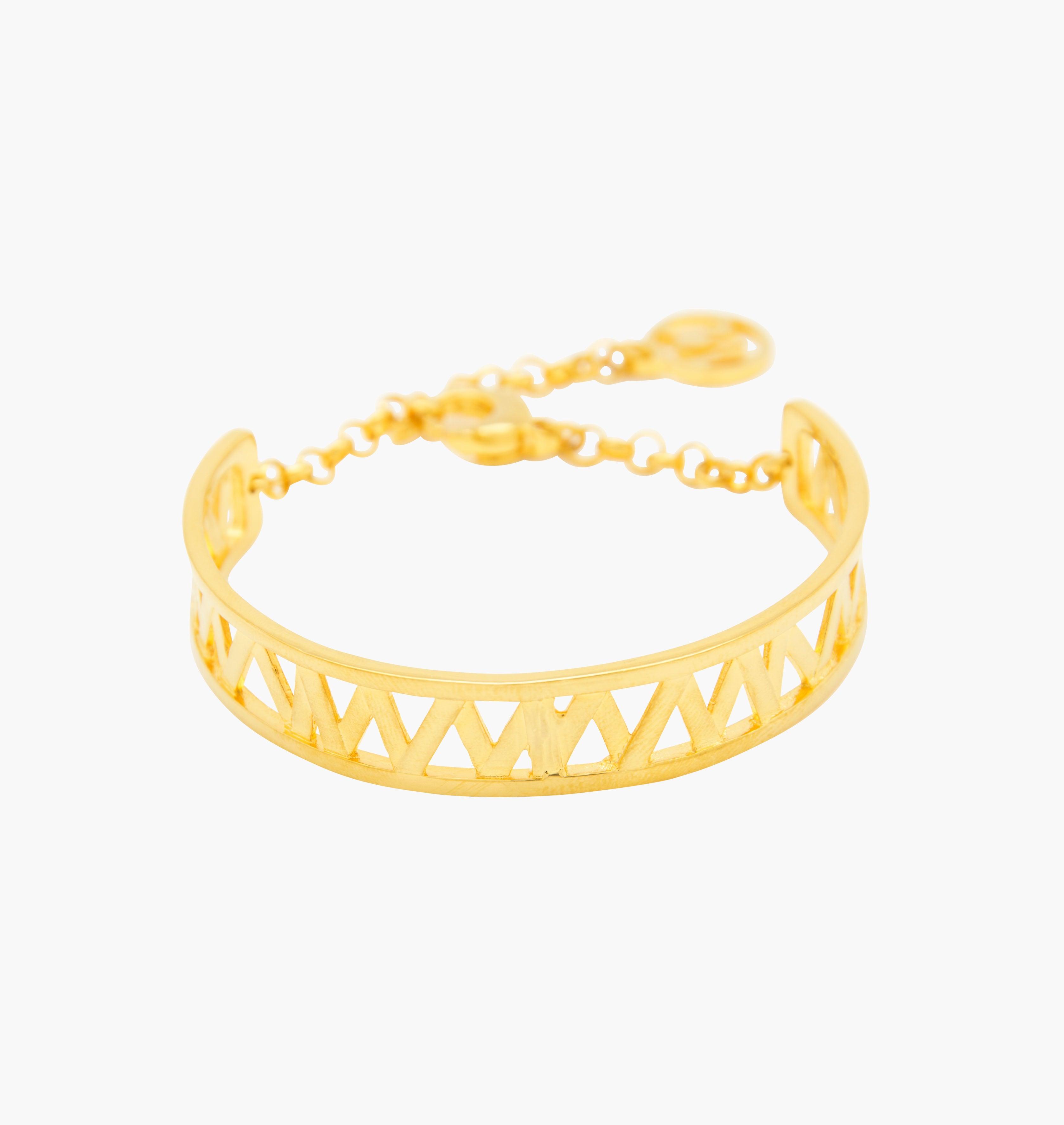 Notre bracelet CHARMY est réalisé en bronze doré à l'or fin, il est orné d'un petit logo "MC". Elegant et minimal, il perfectionnera votre style avec une touche de modernité et sera assez discrèt pour être associé à vos tenues du quotidien. bijoux doré or, bijoux créateurs fabriqué made in Belgium , bracelet originale, bracelet or doré, bracelet créateur belge