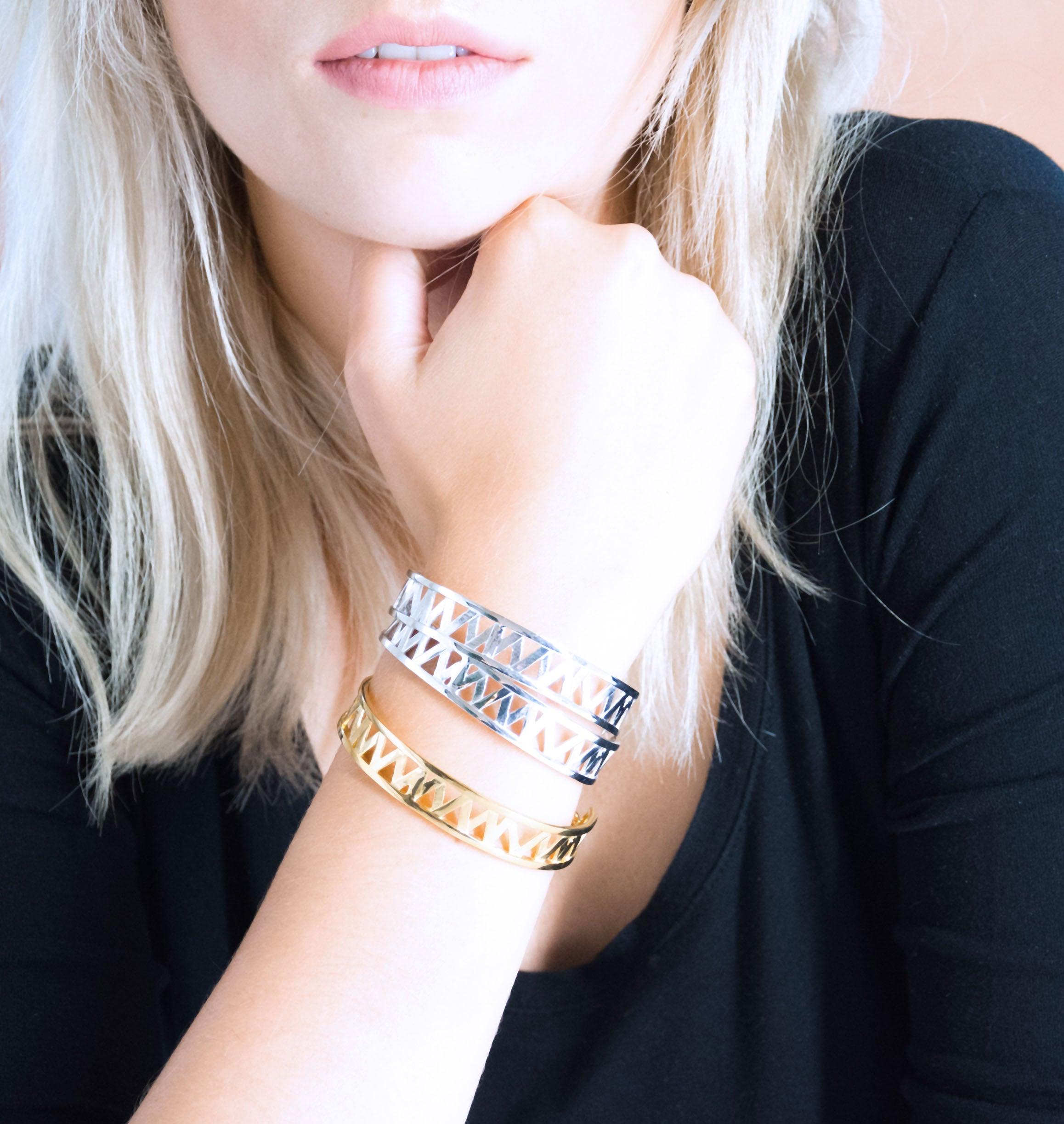 Notre bracelet CHARMY est réalisé en bronze argenté, il est orné d'un petit logo "MC". Elegant et minimal, il perfectionnera votre style avec une touche de modernité et sera assez discret pour être associé à vos tenues du quotidien , bijoux argenté silver , bijoux créateurs fabriqué made in Belgium , bracelet originale, bracelet argent argenté , bracelet créateur belge