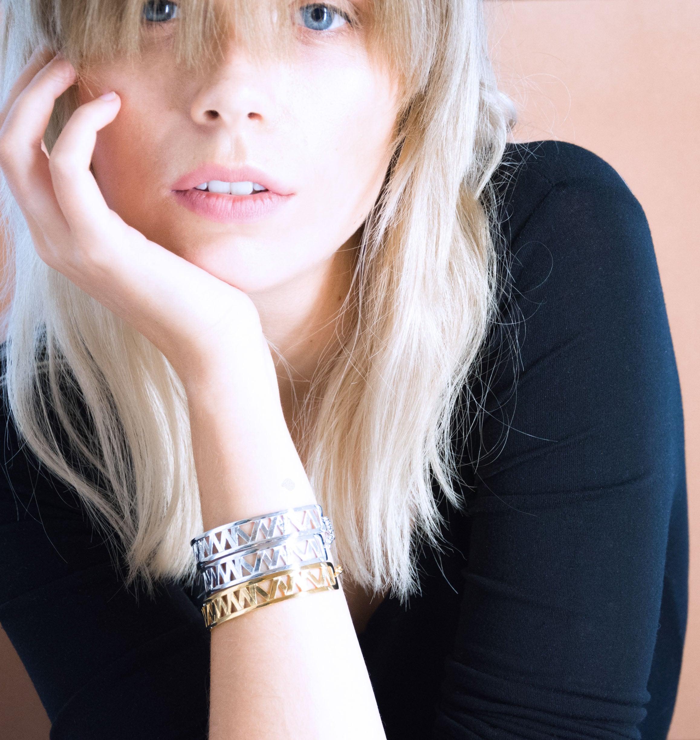 Notre bracelet CHARMY est réalisé en bronze doré à l'or fin, il est orné d'un petit logo "MC". Elegant et minimal, il perfectionnera votre style avec une touche de modernité et sera assez discrèt pour être associé à vos tenues du quotidien. bijoux doré or, bijoux créateurs fabriqué made in Belgium , bracelet originale, bracelet or doré, bracelet créateur belge