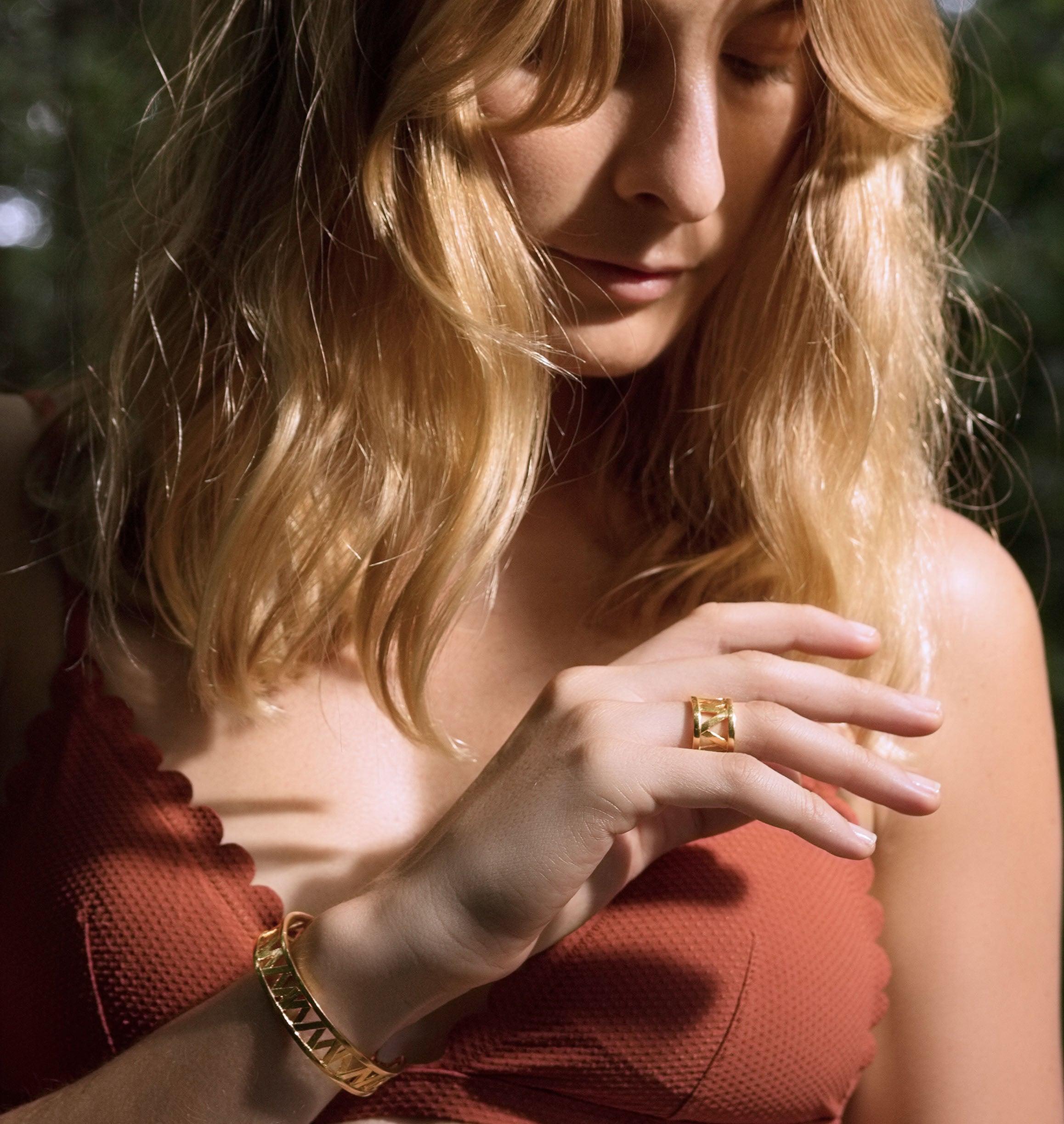 Notre bracelet CHARMY est réalisé en bronze doré à l'or fin, il est orné d'un petit logo "MC". Elegant et minimal, il perfectionnera votre style avec une touche de modernité et sera assez discrèt pour être associé à vos tenues du quotidien. bijoux doré or, bijoux créateurs fabriqué made in Belgium , bracelet originale, bracelet or doré, bracelet créateur belge