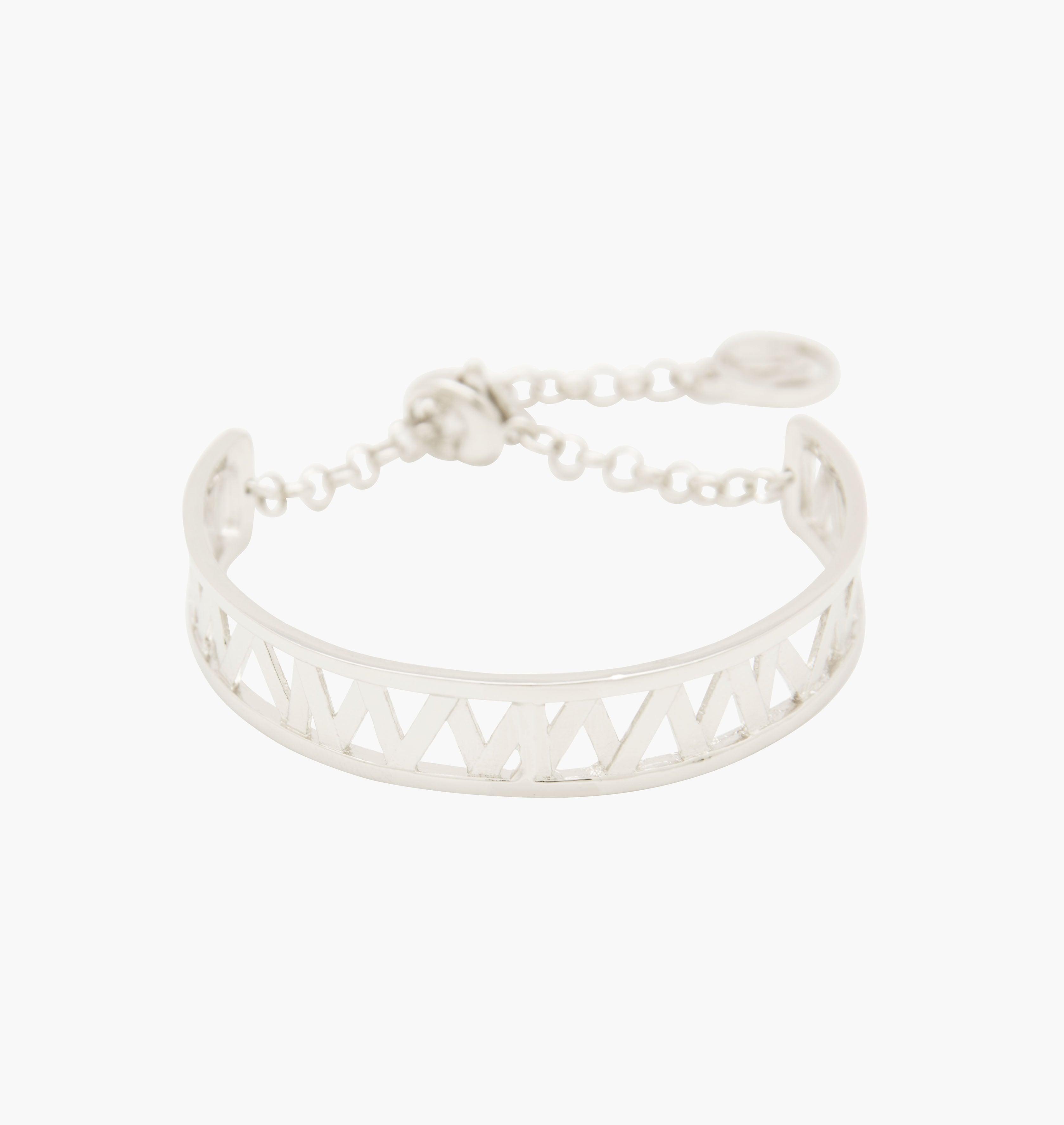 Notre bracelet CHARMY est réalisé en bronze argenté, il est orné d'un petit logo "MC". Elegant et minimal, il perfectionnera votre style avec une touche de modernité et sera assez discret pour être associé à vos tenues du quotidien , bijoux argenté silver , bijoux créateurs fabriqué made in Belgium , bracelet originale, bracelet argent argenté , bracelet créateur belge
