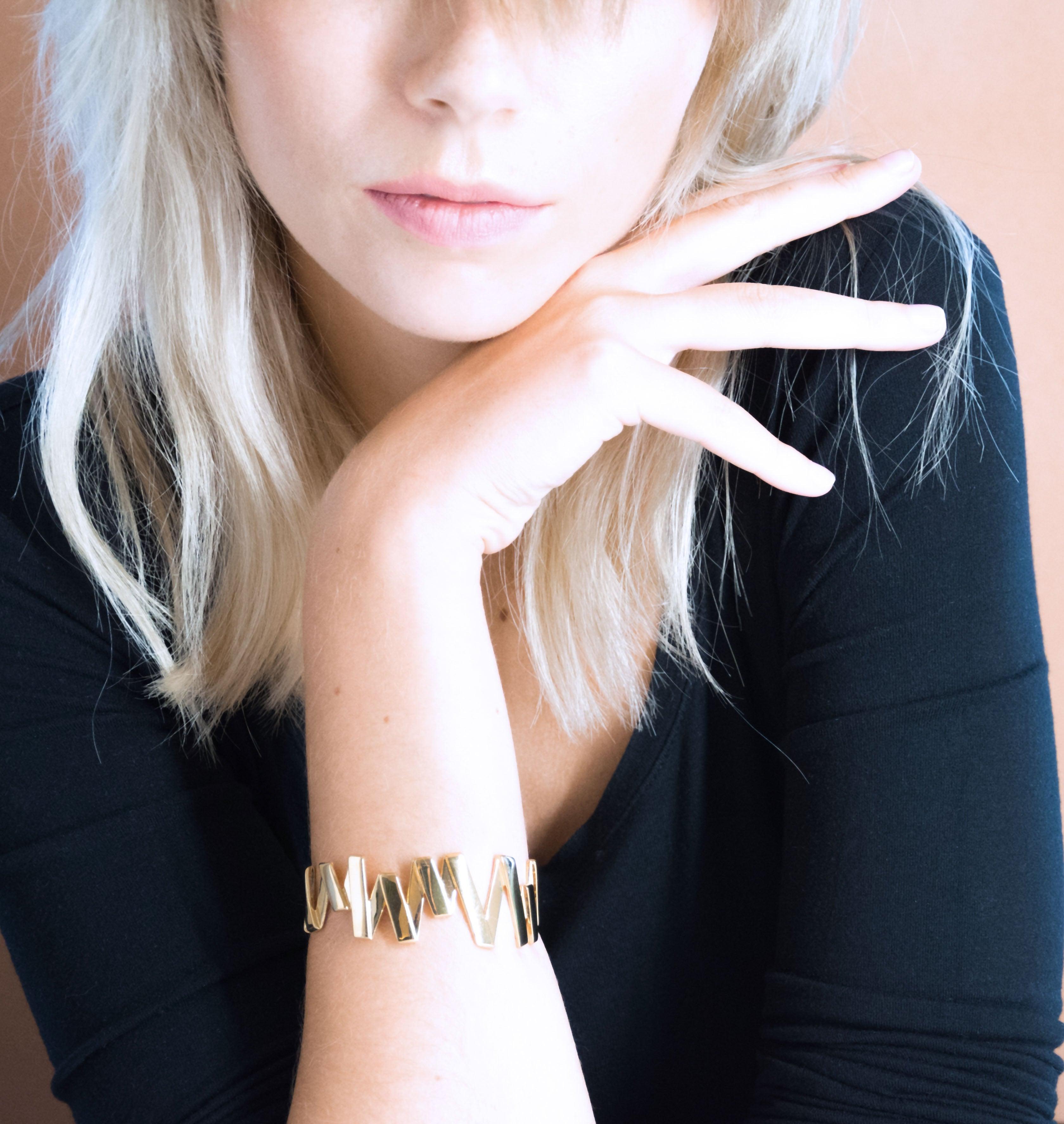 Moutton colleT Notre bracelet VIBRATIONS est réalisé en bronze argenté. Il est orné d'un petit logo "MC". Il habillera votre poignet avec une touche fun et chic, pour un look modern et peps. bijoux argenté argent, bijoux créateurs fabriqué made in Belgium , bracelet originale, bracelet argent argenté, zig zag, éclair, cuff, moderne