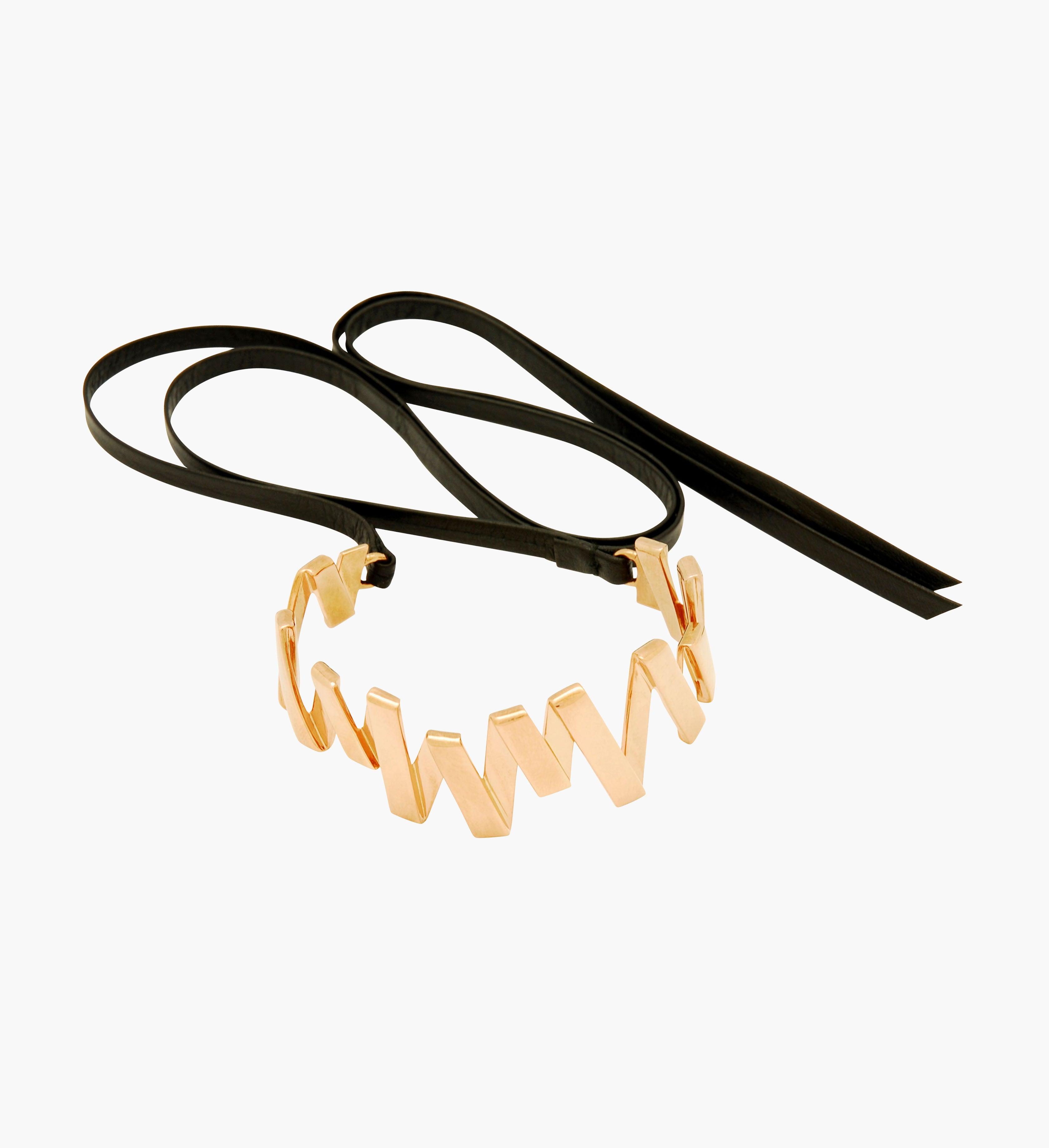 Moutton colleT Notre bracelet VIBES est réalisé en bronze doré à l'or rose fin et bandes de cuir noir. Il habillera votre poignet avec une touche fun et chic, pour un look modern et peps. bijoux or rose doré, bijoux créateurs fabriqué made in Belgium , bracelet originale, bracelet or rosé, zig zag, éclair , bracelet cuir, cuff cuir, bracelet or rose avec cuir, bracelet lien cuir or rose  Modifier le texte alternatif