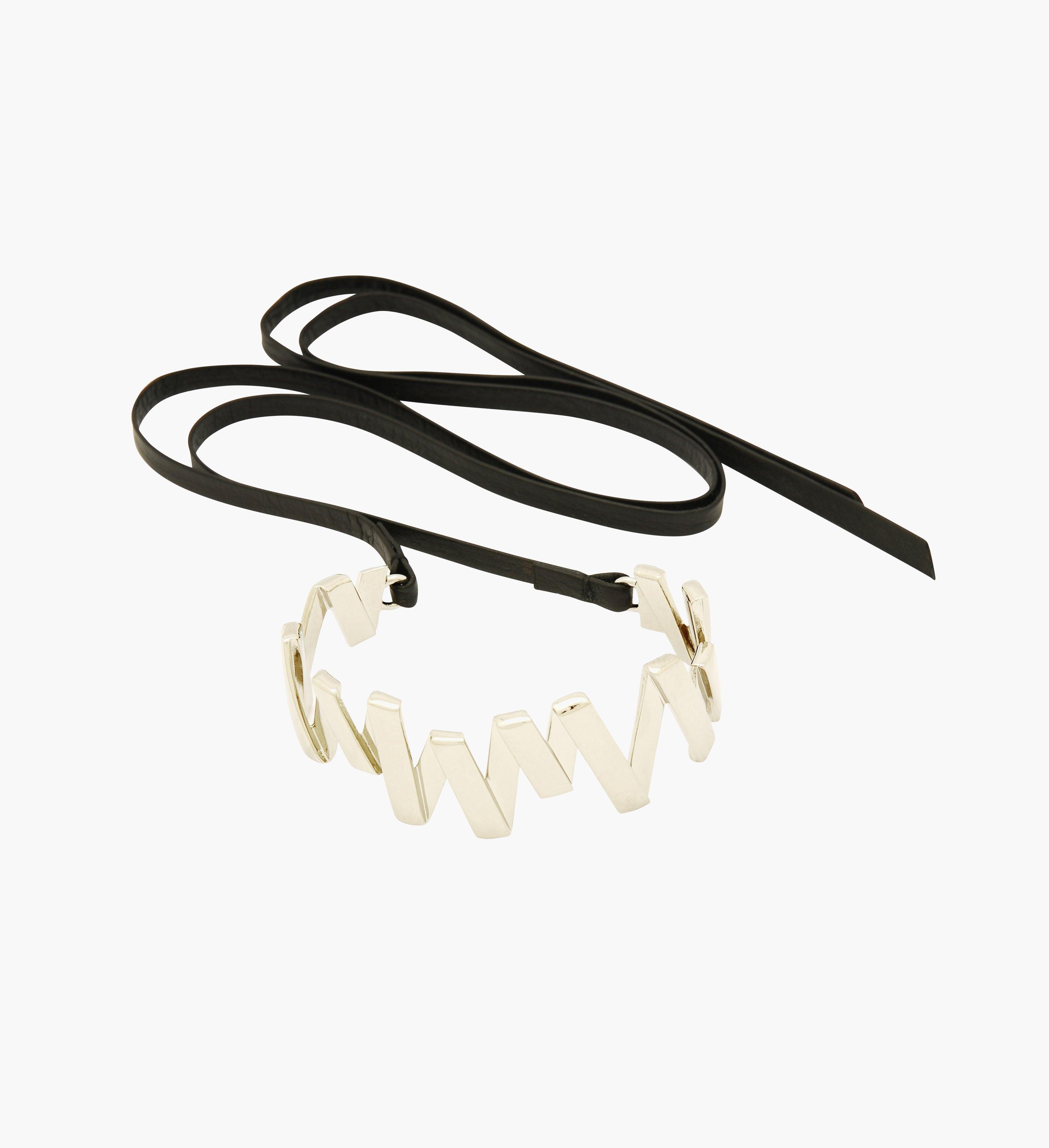 Moutton colleT Notre bracelet VIBES est réalisé en bronze argenté et bandes de cuir noir. Il habillera votre poignet avec une touche fun et chic, pour un look modern et peps.bijoux argent argenté, bijoux créateurs fabriqué made in Belgium , bracelet originale, bracelet argent argenté, zig zag, éclair , bracelet cuir, cuff cuir, bracelet argent avec cuir, bracelet lien cuir argent argenté