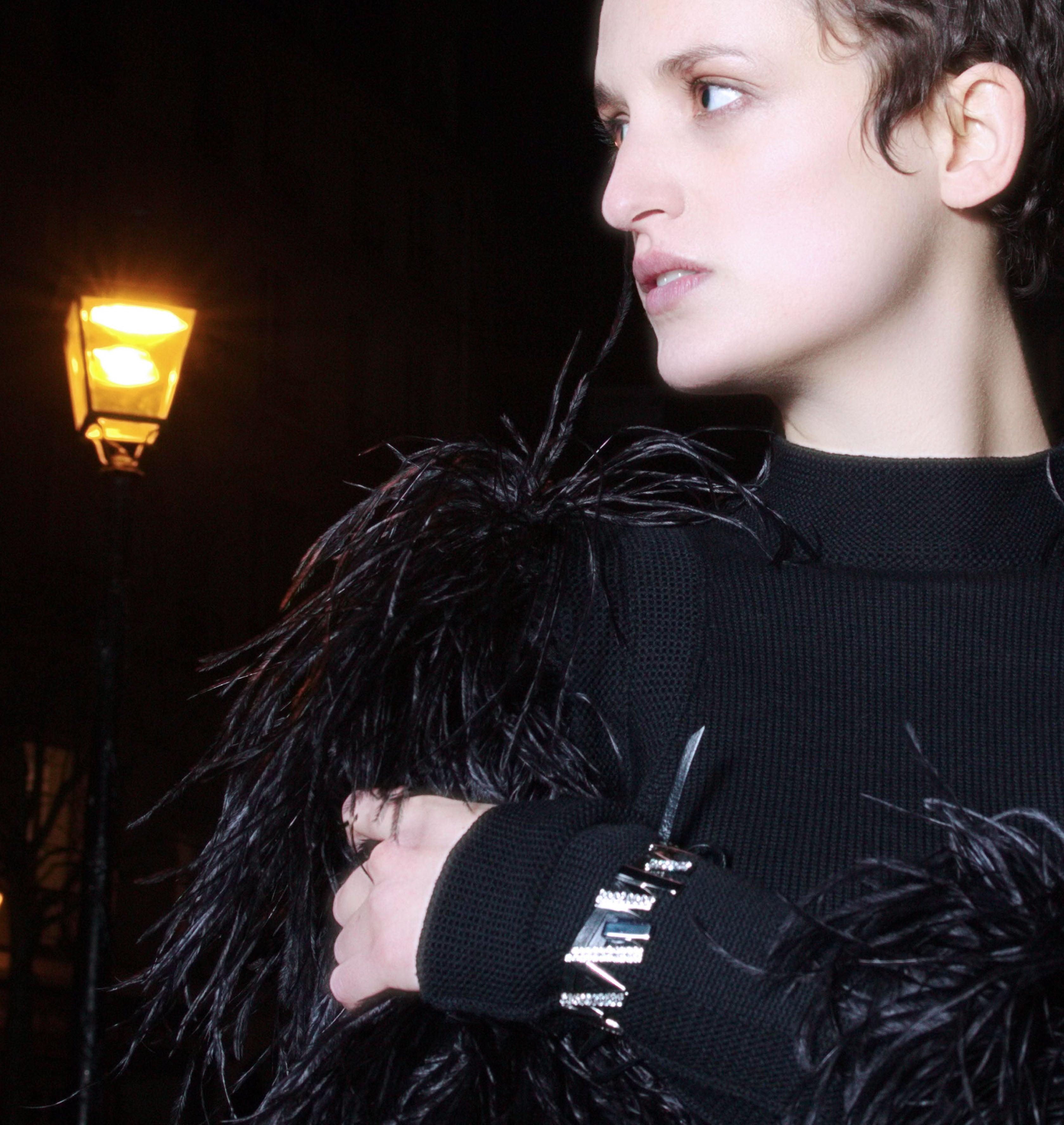 Moutton colleT Notre bracelet CRYSTAL VIBES est réalisé en bronze doré à l'or rose fin, serties de cristaux scintillants coloris diamond et bandes de cuir noir. Il habillera votre poignet avec une touche fun et chic, pour un look modern et peps, bijoux argent rosé or, bijoux créateurs fabriqué made in Belgium , bijoux strass, bracelet originale, bracelet or rose ,rock, zig zag, éclair strass , bracelet strass cuir, cuff strass cuir, bracelet or rose avec cuir, bracelet lien cuir strass