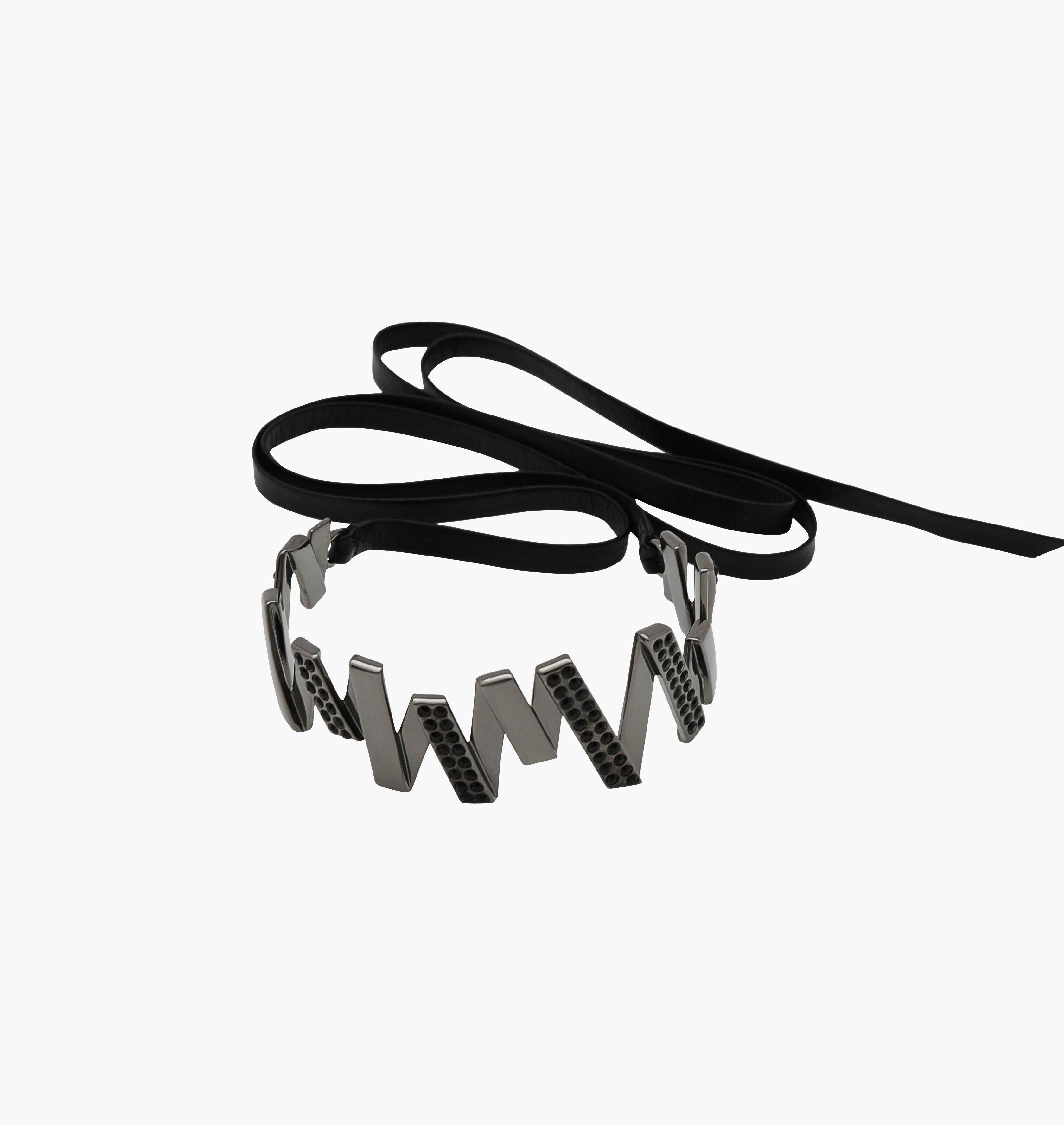 Notre bracelet CRYSTAL VIBES est réalisé en bronze doré ruthénium, serties de cristaux scintillants coloris jet noir et bandes de cuir noir. Il habillera votre poignet avec une touche fun et chic, pour un look modern et peps, bijoux argent argenté ruthenium, bijoux créateurs fabriqué made in Belgium , bijoux strass noir, bracelet originale, bracelet argent ruthenium, zig zag, éclair strass , bracelet strass cuir, cuff strass cuir, bracelet argent ruthenium  avec cuir, bracelet lien cuir strass noir