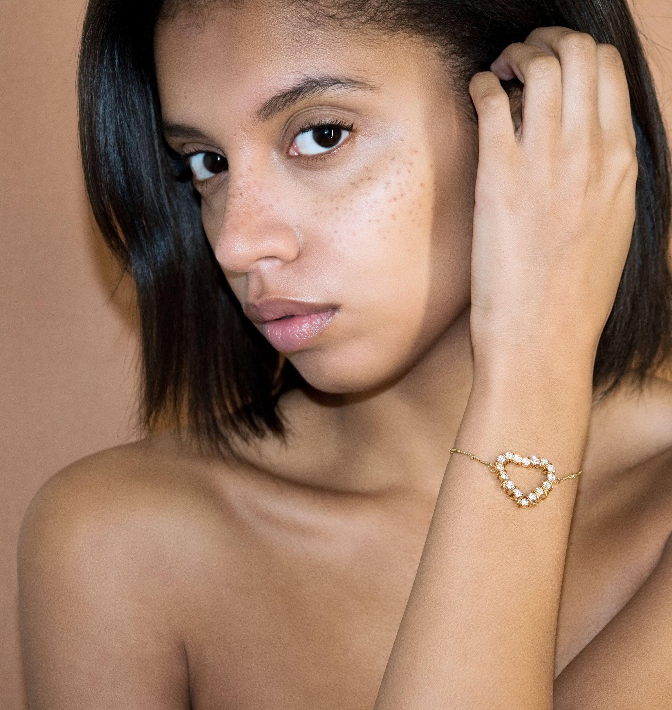 Bracelet BISOUS Crystal - shop.mouttoncollet.com, Moutton colleT, Notre bracelet BISOUS est réalisé en bronze doré à l'or fin, serti de cristaux scintillants coloris diamant avec de grands anneaux. Il est orné d'un médaillon gravé "Moutton colleT" et d'un petit logo gravé "MC". Il sera assez discret pour être associé à vos tenues du quotidien, bracelet mariage cristal, bijoux or doré coeur, bijoux fantaisie, bracelet fantaisie, bijoux luxe, chic, elegant,