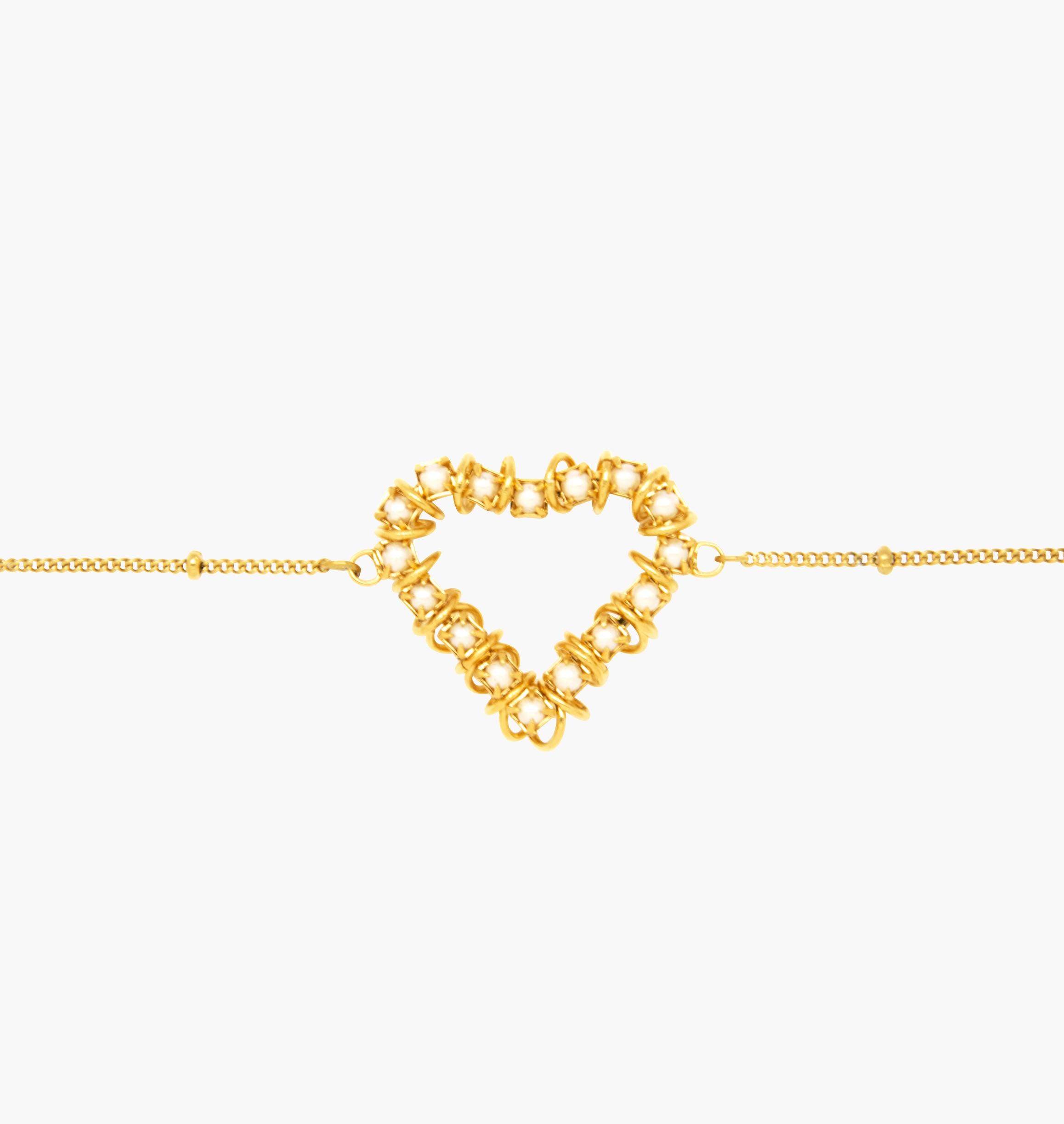 Bracelet BISOUS Nacre - shop.mouttoncollet.com, Moutton colleT, Notre bracelet BISOUS est réalisé en bronze doré à l'or fin, serti de perles nacre avec de grands anneaux. Il est orné d'un médaillon gravé "Moutton colleT" et d'un petit logo gravé "MC". Il sera assez discret pour être associé à vos tenues du quotidien, bijou coeur strass cristal, bijoux coeur or doré, bijoux mariage, robe de marie, salon du mariage, bijou de ceremonie, robe de soiree, tenue de soiree chic elegante,