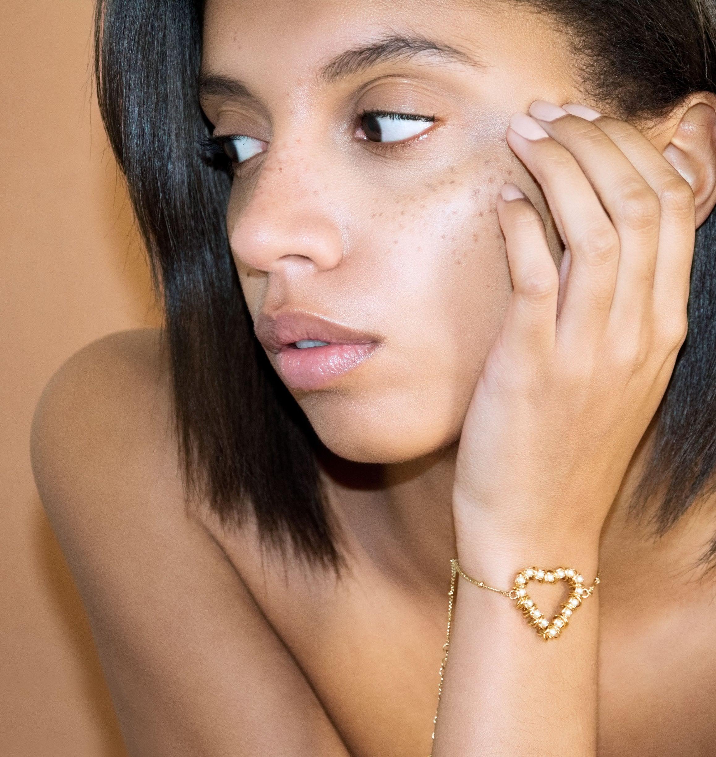 Bracelet BISOUS Nacre - shop.mouttoncollet.com, Moutton colleT, Notre bracelet BISOUS est réalisé en bronze doré à l'or fin, serti de perles nacre avec de grands anneaux. Il est orné d'un médaillon gravé "Moutton colleT" et d'un petit logo gravé "MC". Il sera assez discret pour être associé à vos tenues du quotidien, bijou coeur strass cristal, bijoux coeur or doré, bijoux mariage, robe de marie, salon du mariage, bijou de ceremonie, robe de soiree, tenue de soiree chic elegante,