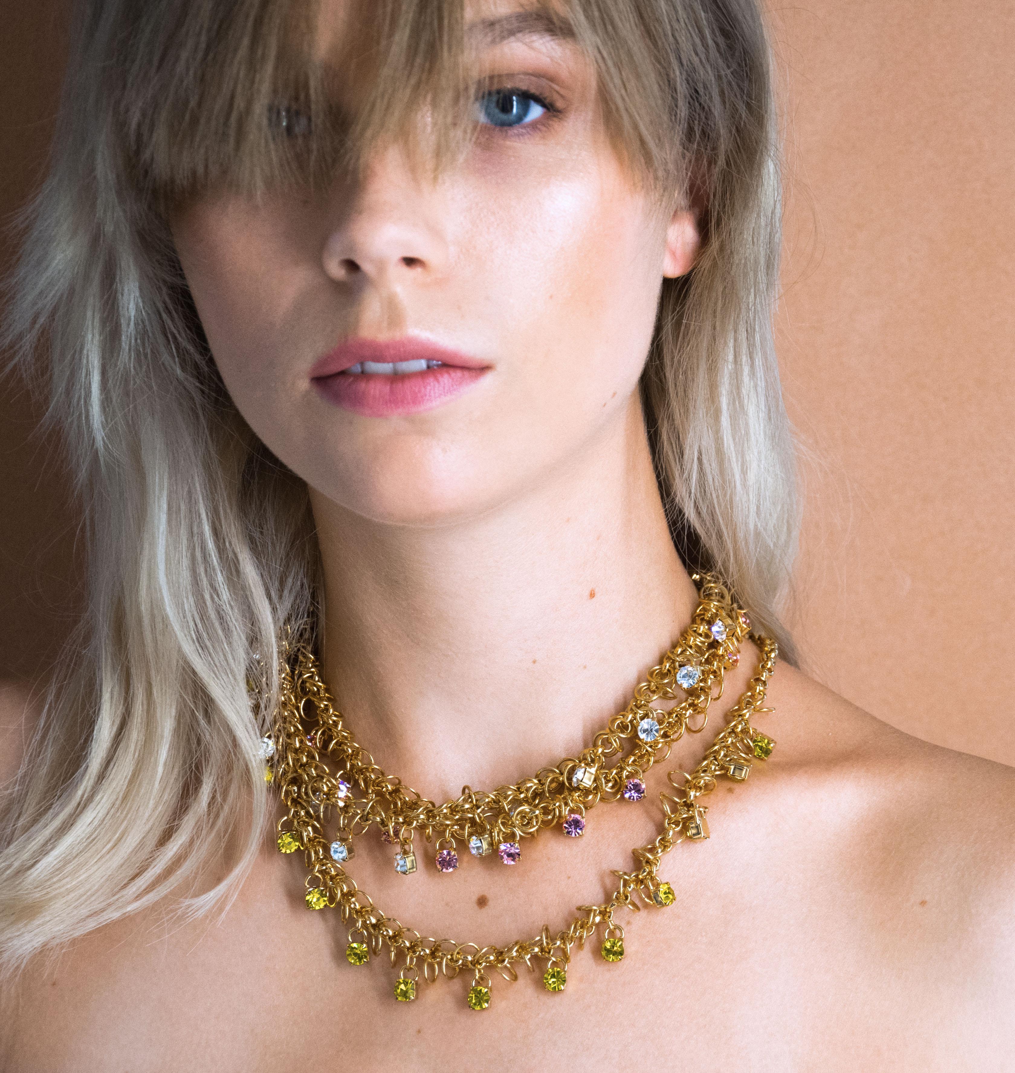 Necklace STARS Light Rose - shop.mouttoncollet.com, Moutton colleT, Notre collier STARS est réalisé en bronze dorées à l'or fin, serties de cristaux scintillants coloris light rose avec de grands et petits anneaux. Il est orné d'un médaillon gravé "Moutton colleT" et d'un petit logo gravé "MC". Il sera parfait pour look moderne et étincelant, bijoux de luxe, bijou de qualité, bijoux dior,