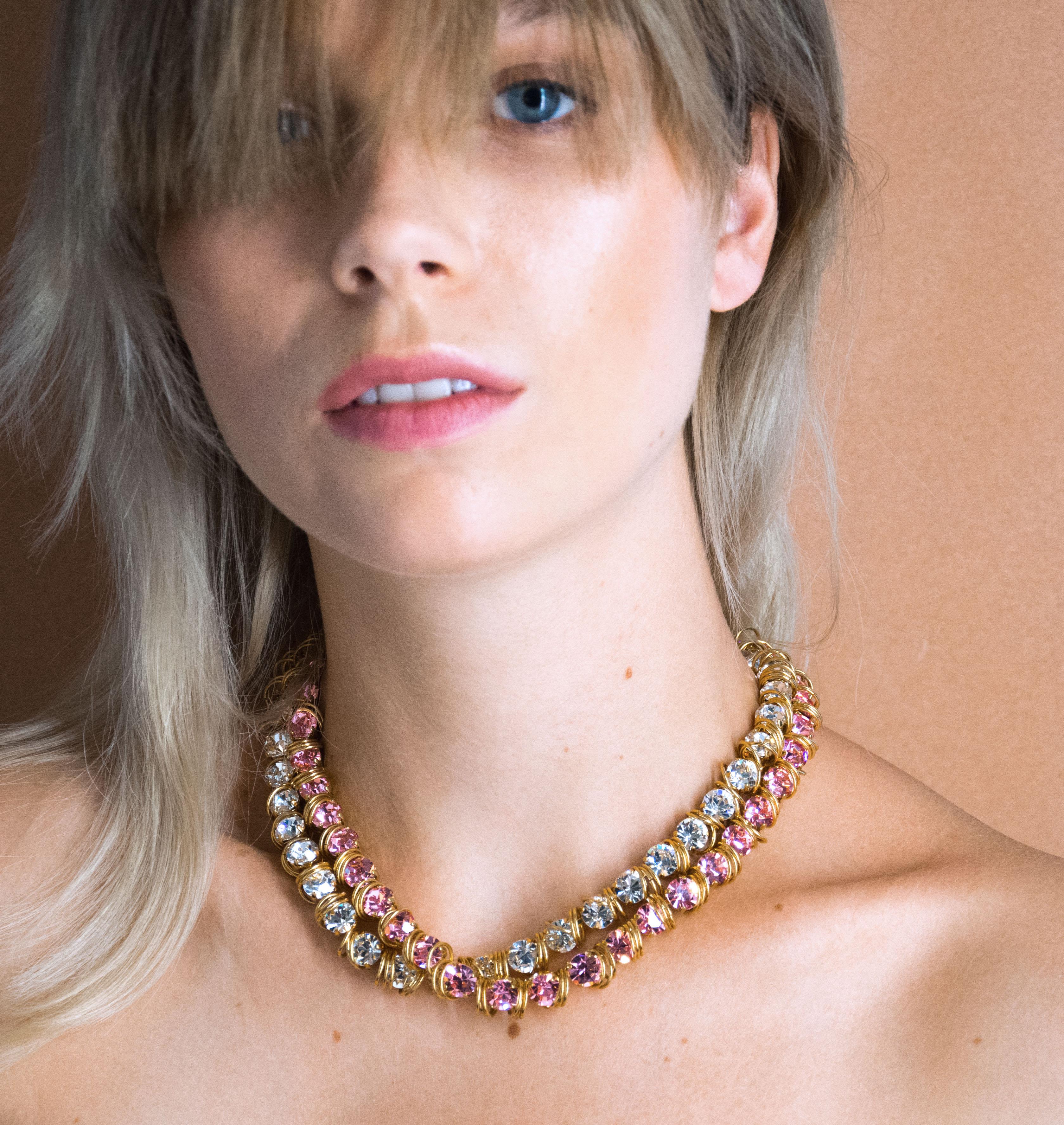 Necklace FUNKY Crystal - shop.mouttoncollet.com, Moutton colleT, Notre collier FUNKY est réalisé en bronze dorées à l'or fin, serties de cristaux scintillants coloris diamant avec de grands et petits anneaux. Il est orné d'un médaillon gravé "Moutton colleT" et d'un petit logo gravé "MC". Il sera parfait pour look fun et étincelant. swarovski, bijoux createurs, bijoux luxe, bijoux moderne strass, paillettes bijoux, doré or, made in france, made in belgium, style belge, style mode fashion,