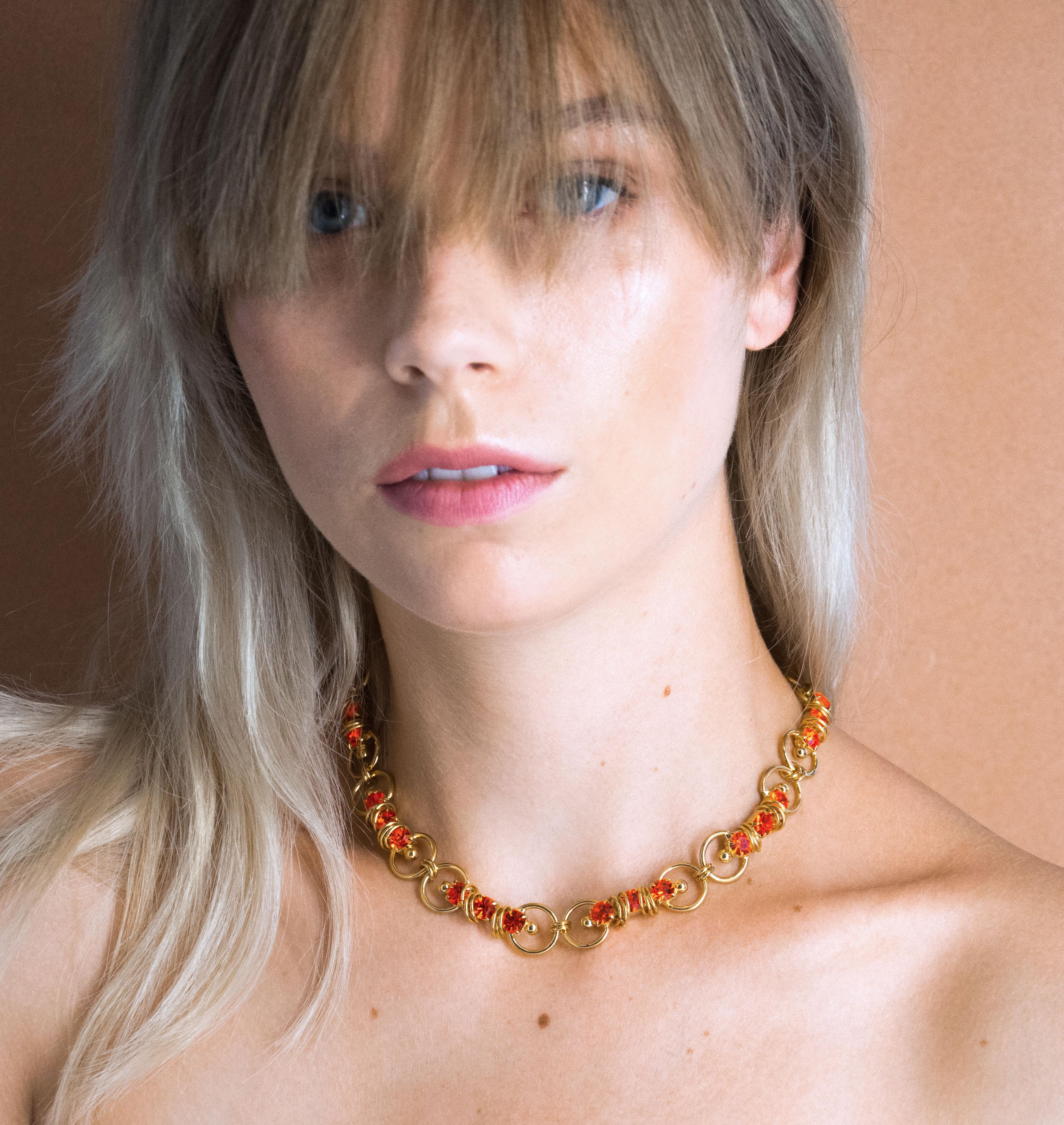 Necklace MIXY Hyacinth - shop.mouttoncollet.com, Moutton colleT, Notre collier MIXY est réalisé en bronze dorées à l'or fin, serties de cristaux scintillants coloris hyacinth avec de grands et petits anneaux. Il est orné d'un médaillon gravé "Moutton colleT" et d'un petit logo gravé "MC". Il sera parfait pour look moderne et étincelant.