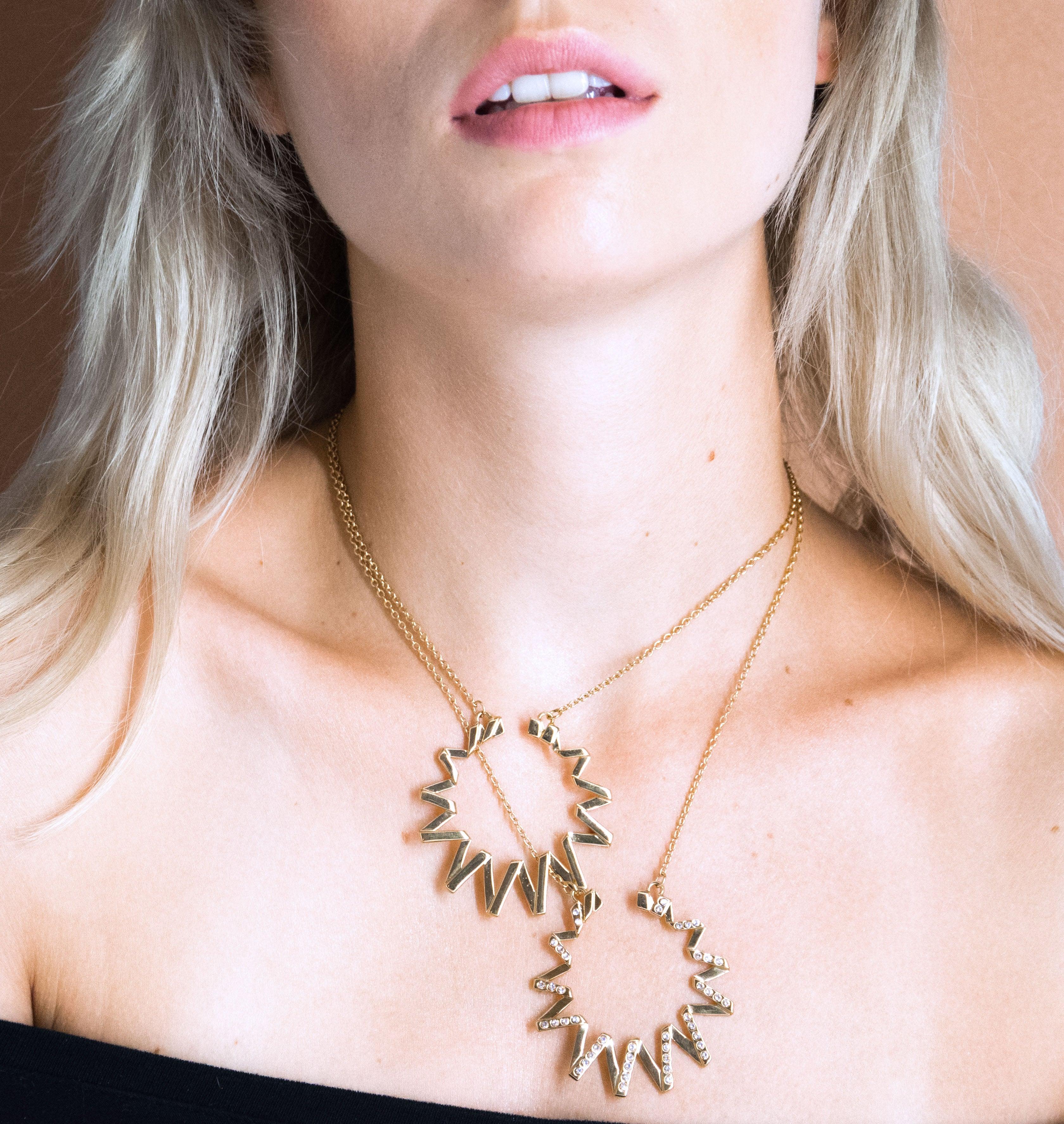 Moutton colleT Notre pendentif FRISSON est réalisé en bronze doré à l'or fin. Il est orné d'un petit logo "MC". Il habillera votre cou avec une touche fun et chic, pour un look modern et peps. bijoux doré or, bijoux créateurs fabriqué made in Belgium , pendentif originale, pendentif or doré, pendentif , année 80, collier.