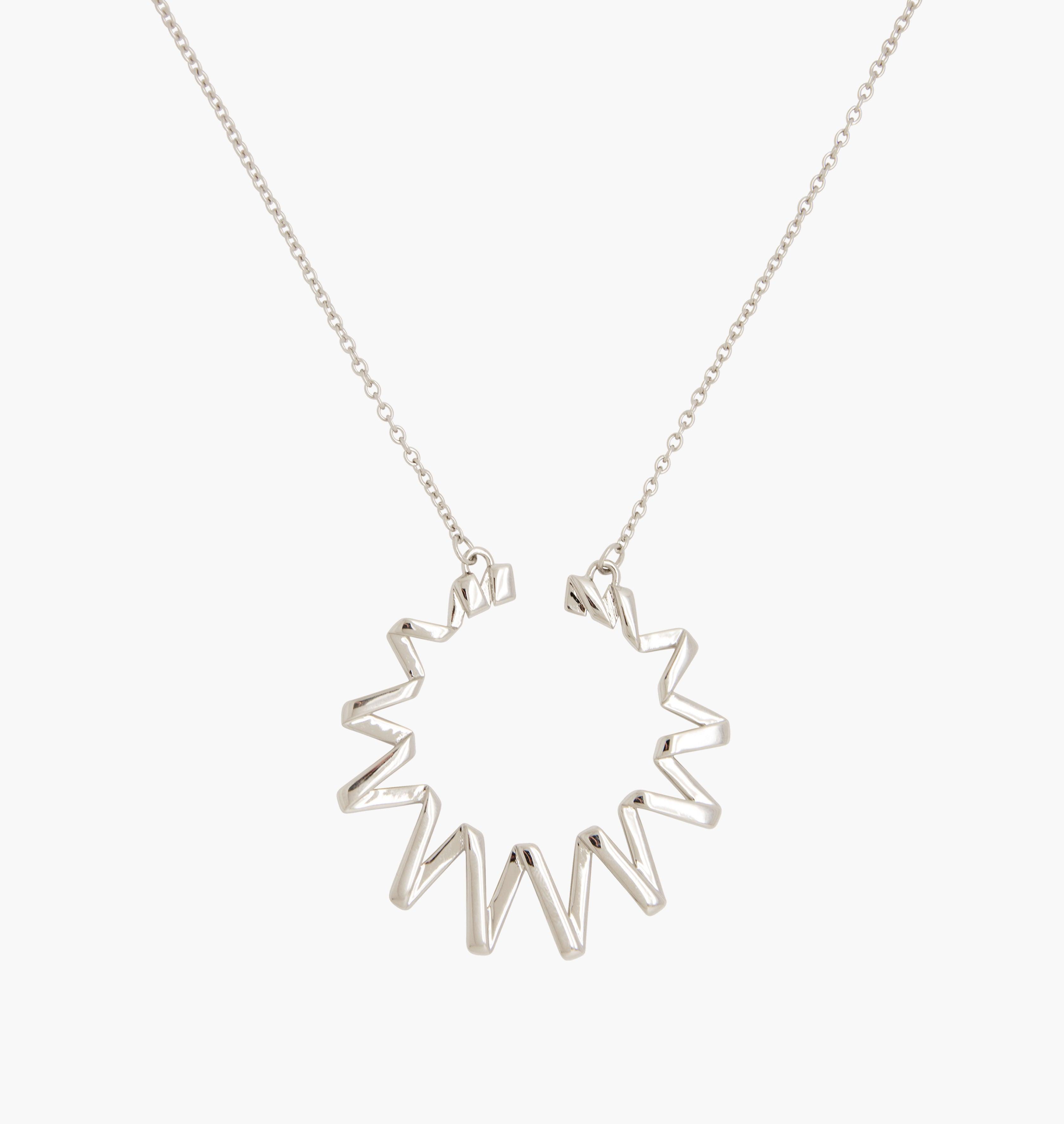 Moutton colleT Notre pendentif FRISSON est réalisé en bronze argenté. Il est orné d'un petit logo "MC". Il habillera votre cou avec une touche fun et chic, pour un look modern et peps. bijoux ruthenium argent, bijoux créateurs fabriqué made in Belgium , pendentif originale, pendentif argent ruthenium, pendentif strass , année 80, collier éclair , pendentif eclair