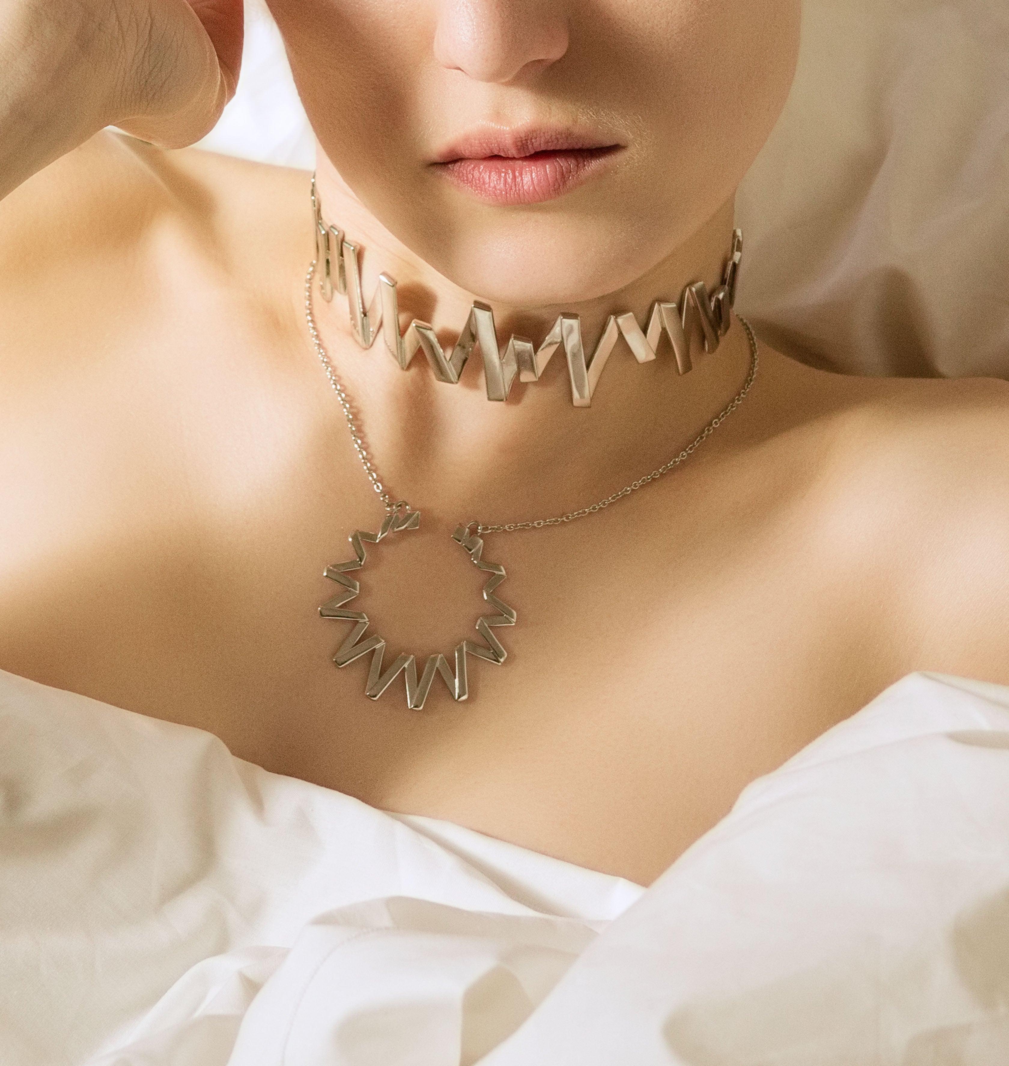 Moutton colleT Notre collier choker VIBES est réalisé en bronze argenté et bandes de cuir noir. Il habillera votre cou avec une touche fun et chic, pour un look modern et peps.bijoux argent argenté argent, bijoux créateurs fabriqué made in Belgium , bijoux lien cuir, collier originale, collier argent cuir ,rock, zig zag, éclair ,collier cuir, choker cuir, collier argenté argent avec cuir, collier lien cuir