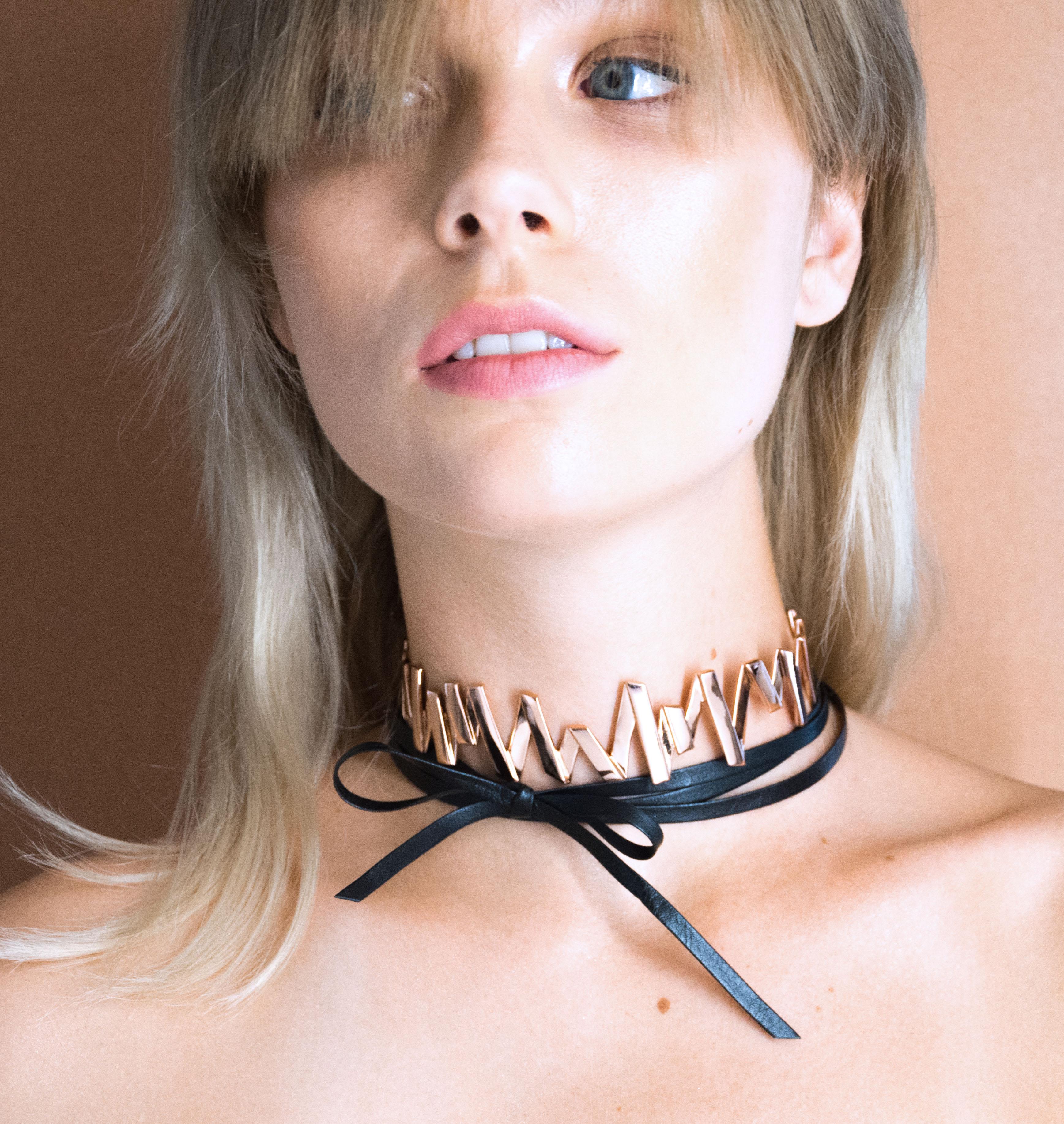 Moutton colleT Notre collier choker VIBES est réalisé en bronze doré à l'or rose fin et bandes de cuir noir. Il habillera votre cou avec une touche fun et chic, pour un look modern et peps.bijoux argent rosé or, bijoux créateurs fabriqué made in Belgium , bijoux lien cuir, collier originale, collier or rose ,rock, zig zag, éclair ,collier cuir, choker cuir, collier or rose avec cuir, collier lien cuir