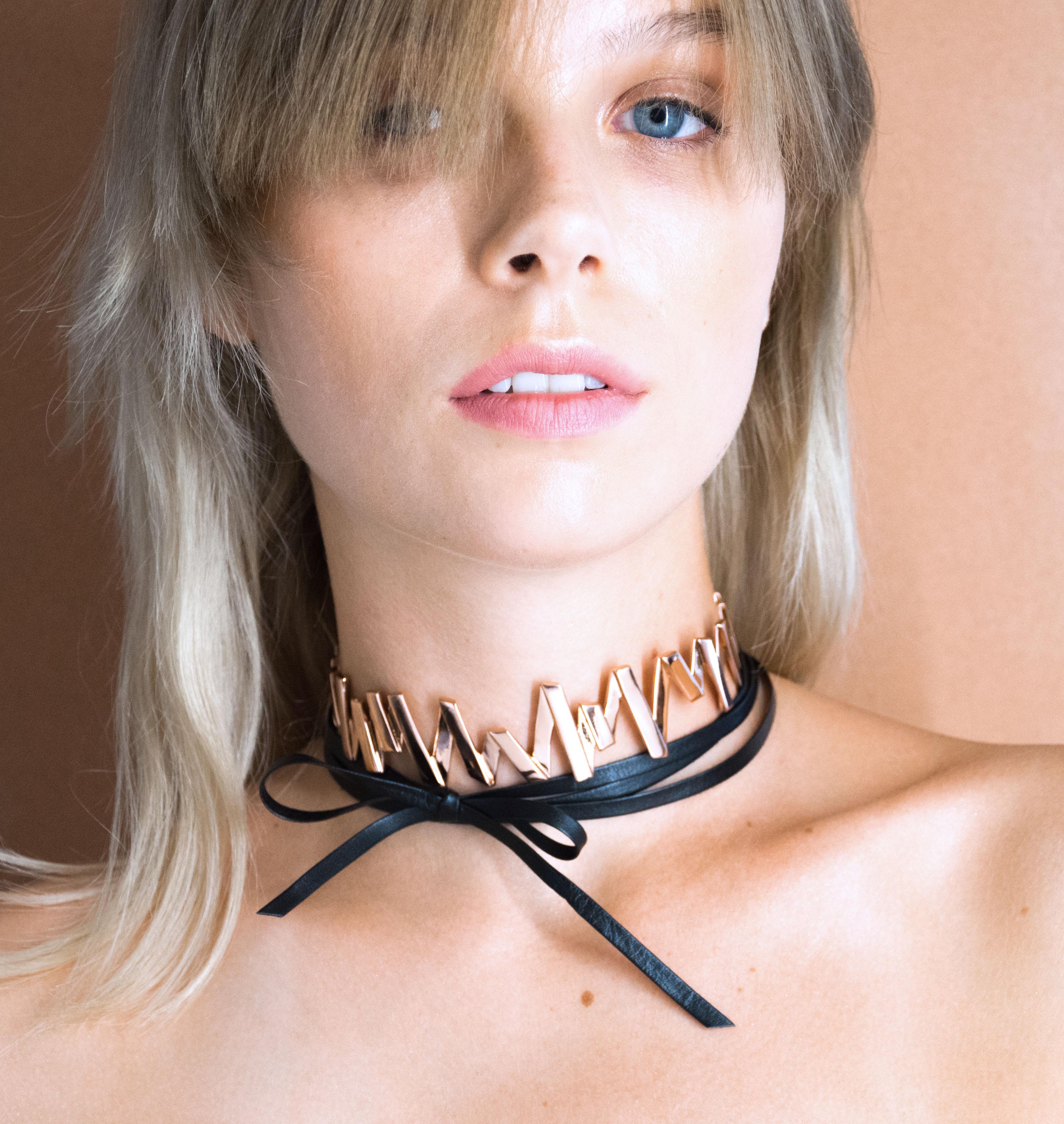 Moutton colleT Notre collier choker VIBES est réalisé en bronze argenté et bandes de cuir noir. Il habillera votre cou avec une touche fun et chic, pour un look modern et peps.bijoux argent argenté argent, bijoux créateurs fabriqué made in Belgium , bijoux lien cuir, collier originale, collier argent cuir ,rock, zig zag, éclair ,collier cuir, choker cuir, collier argenté argent avec cuir, collier lien cuir