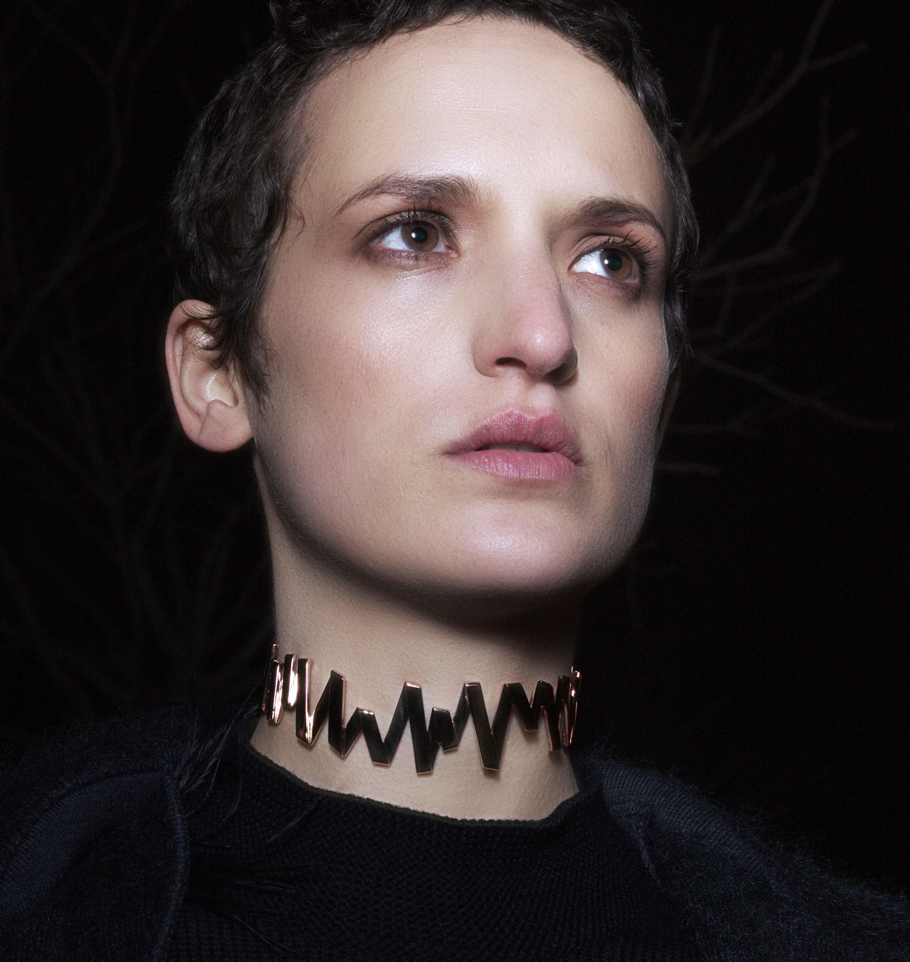 Moutton colleT Notre collier choker VIBES est réalisé en bronze doré à l'or rose fin et bandes de cuir noir. Il habillera votre cou avec une touche fun et chic, pour un look modern et peps.bijoux argent rosé or, bijoux créateurs fabriqué made in Belgium , bijoux lien cuir, collier originale, collier or rose ,rock, zig zag, éclair ,collier cuir, choker cuir, collier or rose avec cuir, collier lien cuir