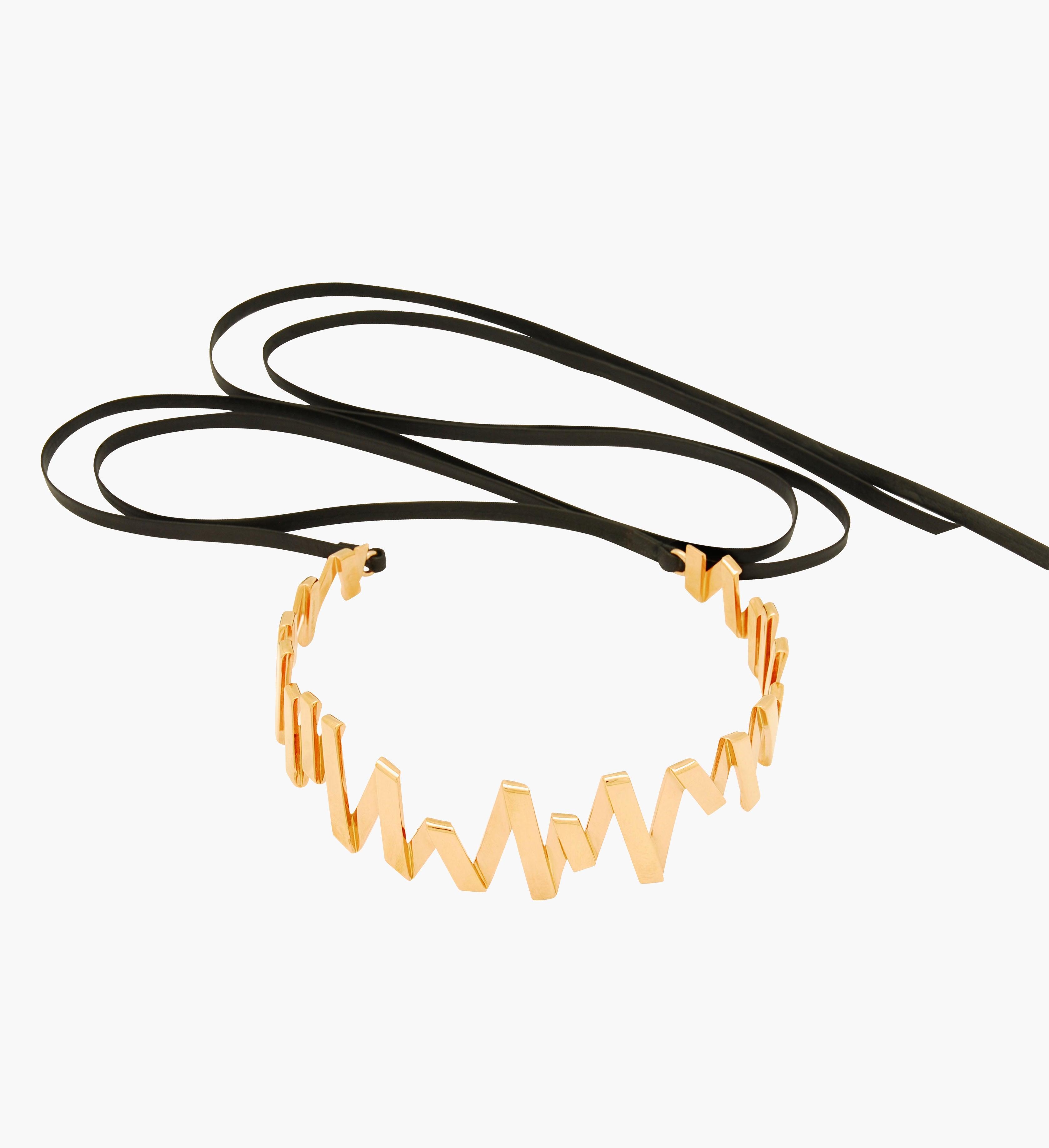 Moutton colleT Notre collier choker VIBES est réalisé en bronze doré à l'or rose fin et bandes de cuir noir. Il habillera votre cou avec une touche fun et chic, pour un look modern et peps.bijoux argent rosé or, bijoux créateurs fabriqué made in Belgium , bijoux  lien cuir, collier originale, collier or rose ,rock, zig zag, éclair ,collier cuir, choker cuir, collier or rose avec cuir, collier lien cuir