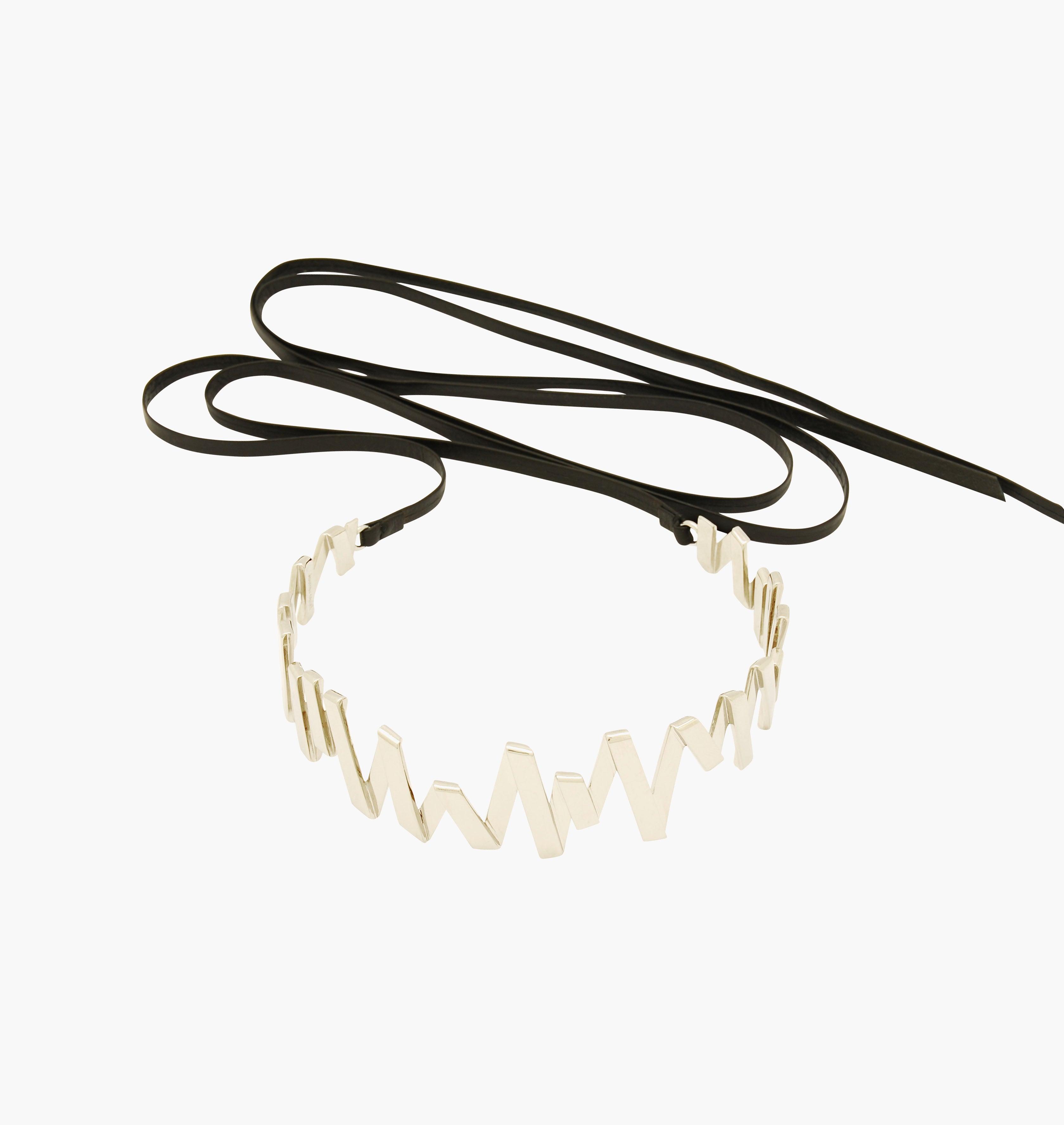 Moutton colleT Notre collier choker VIBES est réalisé en bronze argenté et bandes de cuir noir. Il habillera votre cou avec une touche fun et chic, pour un look modern et peps.bijoux argent argenté argent, bijoux créateurs fabriqué made in Belgium , bijoux lien cuir, collier originale, collier argent cuir ,rock, zig zag, éclair ,collier cuir, choker cuir, collier argenté argent avec cuir, collier lien cuir