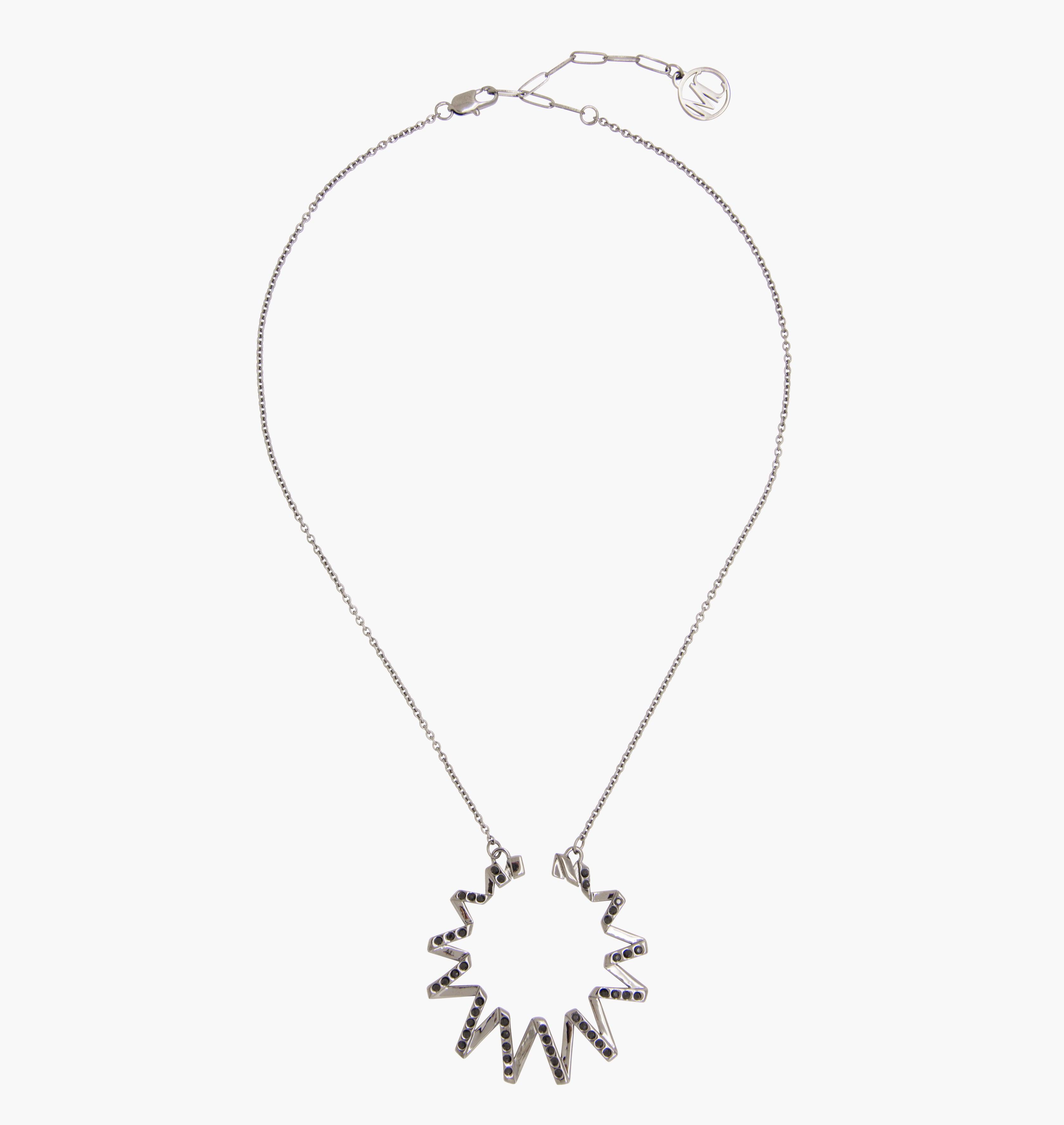 Notre pendentif CRYSTAL FRISSON est réalisé en bronze doré ruthenium, serties de cristaux scintillants coloris jet noir. Il est orné d'un petit logo "MC". Il habillera votre cou avec une touche fun et chic, pour un look modern et peps. bijoux ruthenium argent, bijoux créateurs fabriqué made in Belgium , pendentif originale, pendentif argent ruthenium, pendentif strass , année 80, collier strass , pendentif strass