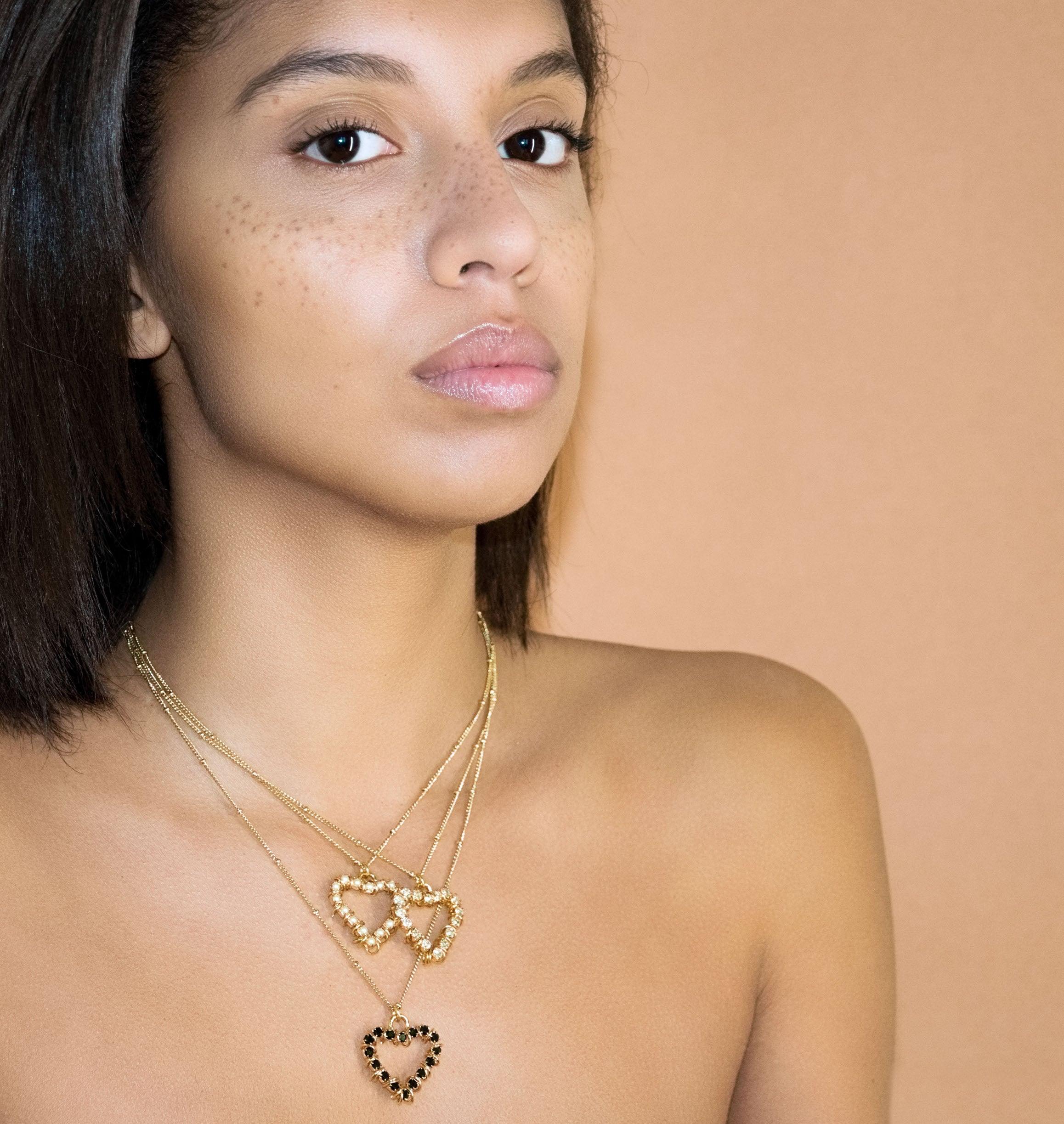 Necklace BISOUS Crystal - shop.mouttoncollet.com, Moutton colleT, Notre collier Coeur BISOUS est réalisé en bronze dorées à l'or fin, serties de cristaux scintillants coloris diamant avec de grands et petits anneaux. Il est orné d'un médaillon gravé "Moutton colleT" et d'un petit logo gravé "MC", bijoux coeur amour , bijoux mariage robe de marié, tenue de ceremonie de soiree, mariage, bridal jewelry, bijoux fantaisie, bijoux strass,