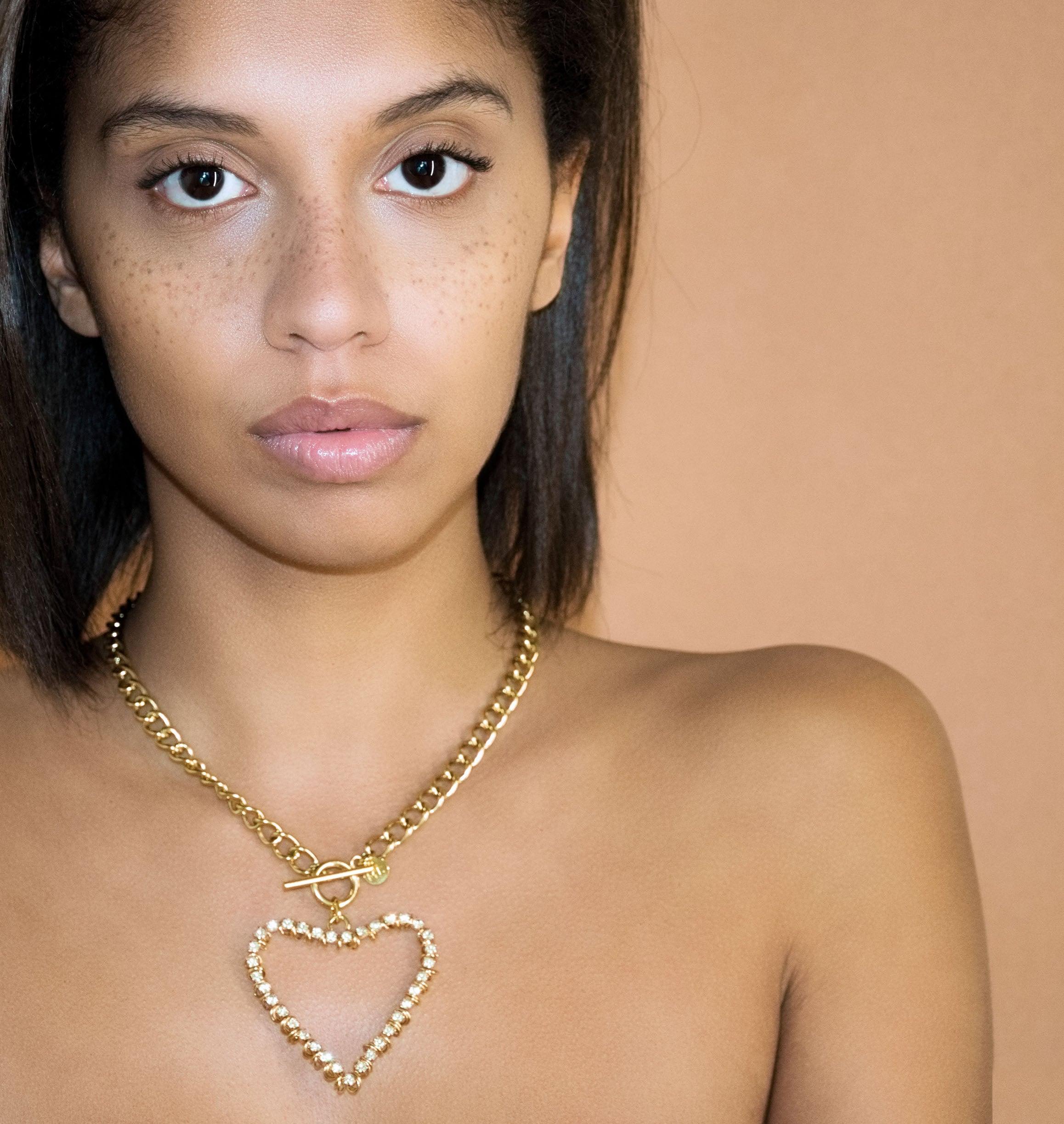 Necklace BISEBISE Black - shop.mouttoncollet.com, Moutton colleT, Notre collier BISEBISE est réalisé en bronze dorées à l'or fin, serties de cristaux scintillants coloris noir et de petits anneaux. Elles seront parfaites pour look moderne et étincelant, bijoux strass, bijou coeur, bijoux or doré, bijoux xl,