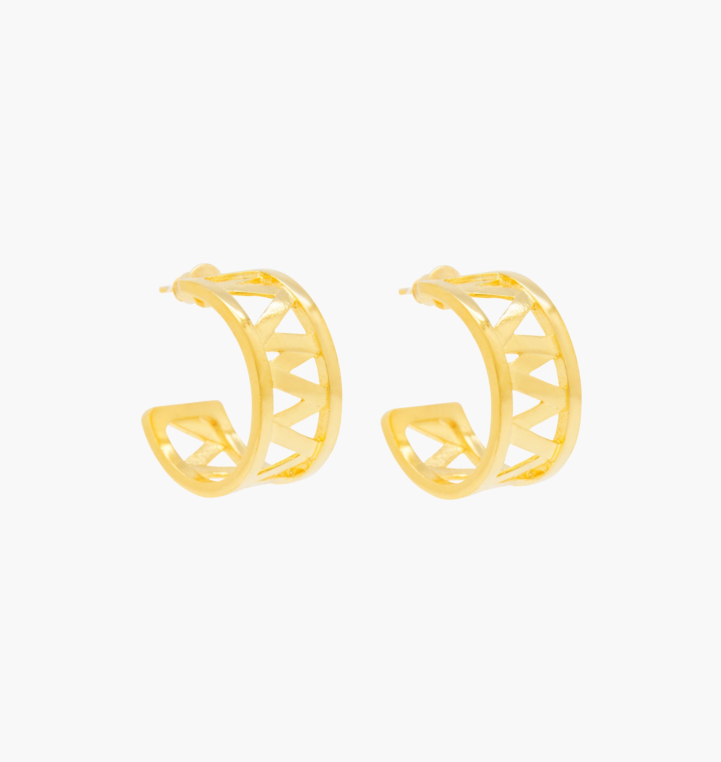 Nos boucles d'oreilles CHARMY sont réalisées en bronze dorées à l'or fin. Elegantes et minimales, elles perfectionneront votre style avec une touche de modernité et seront assez discrètes pour être associées à vos tenues du quotidien , bijoux doré or, bijoux créateurs fabriqué made in Belgium , boucle d'oreille originale, boucle d'oreille  or doré,